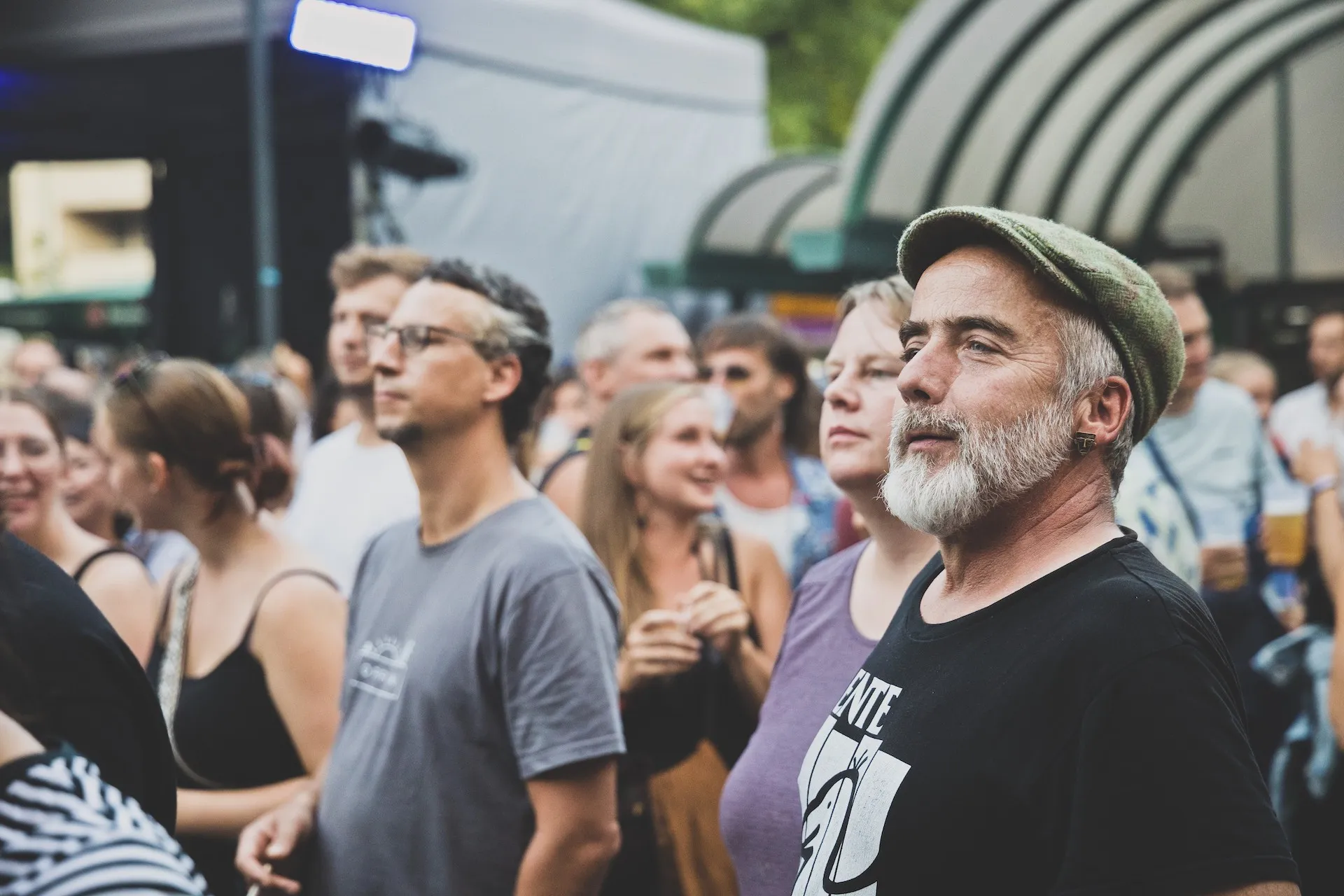 Menschen genießen das Schaffarei Festival