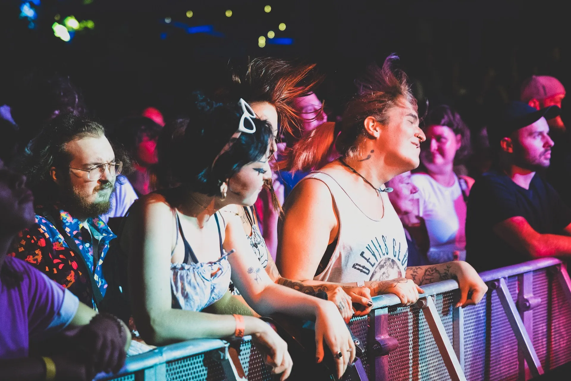 Head Bangende Personen vor der Schaffarei Bühne