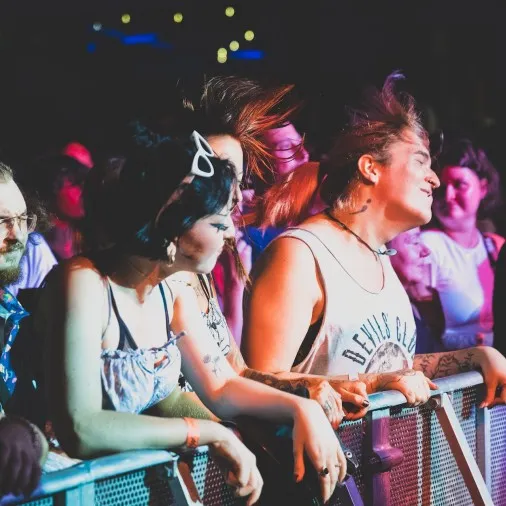 Head Bangende Personen vor der Schaffarei Bühne