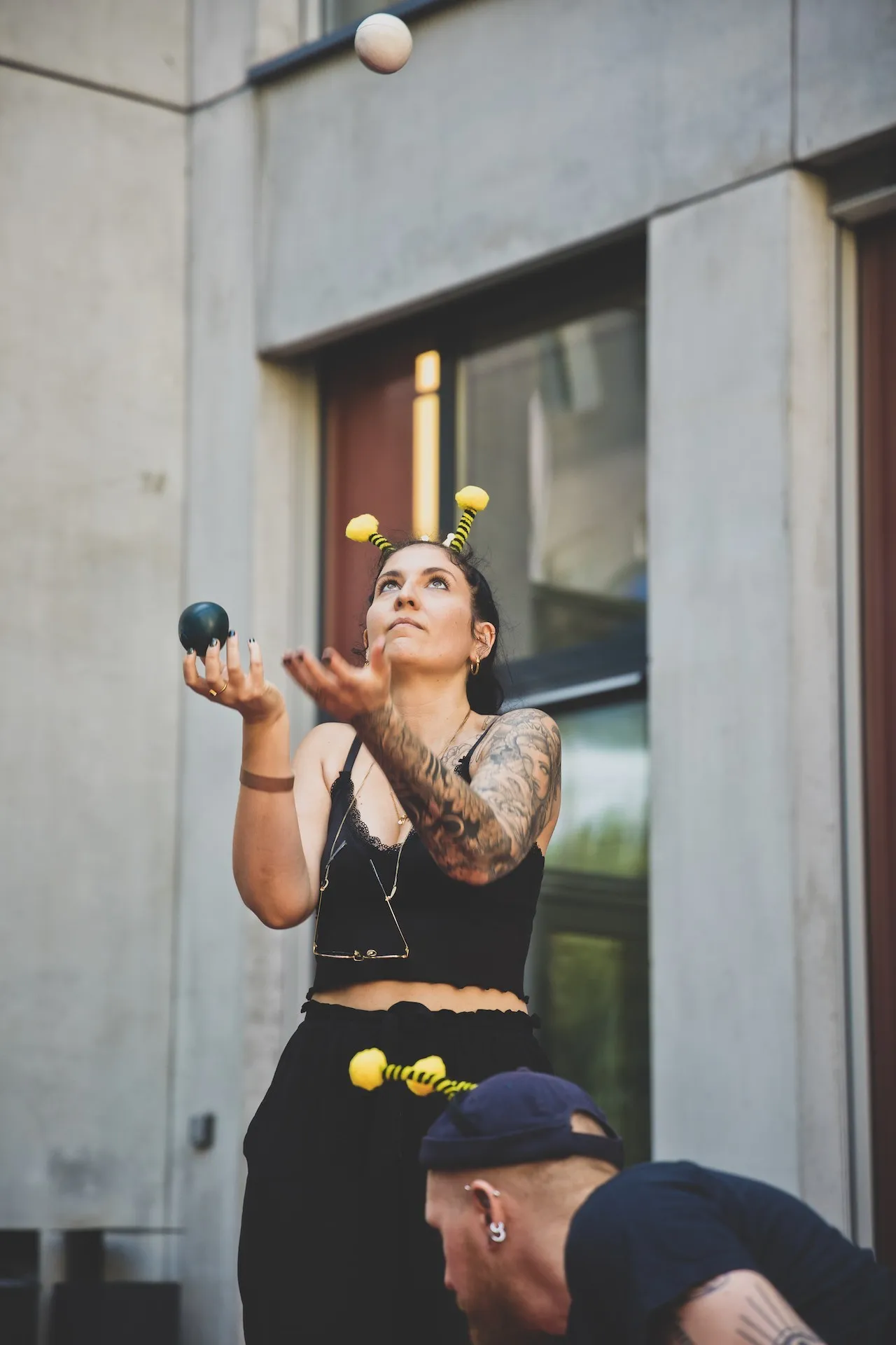 Jonglierende Frau mit schwarzem Oberteil