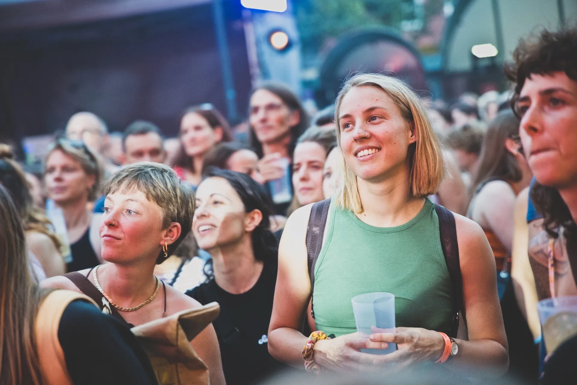 Menschen lachen und genießen das Schaffarei Festival