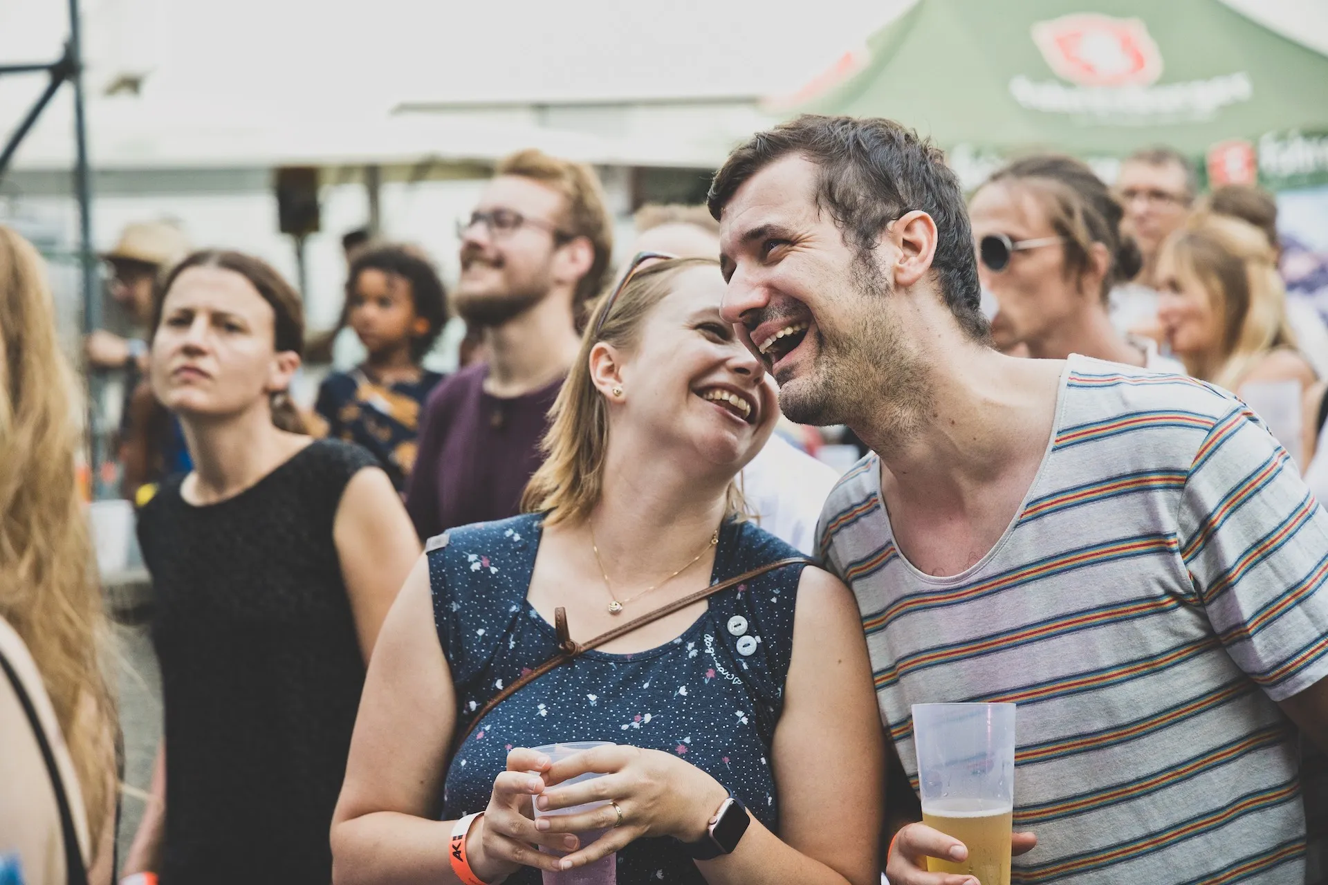 Zwei sich unterhaltende Menschen mit Getränken beim Schaffarei Festival