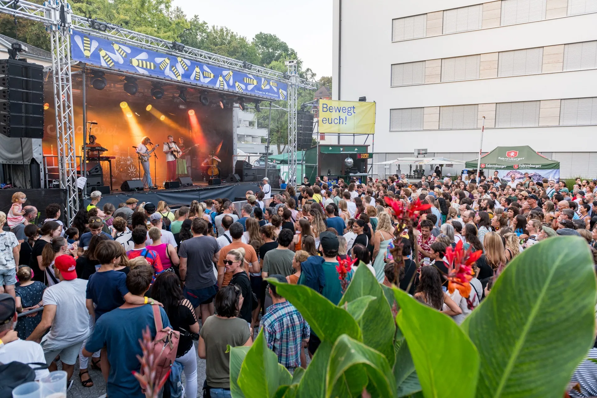 Publikum auf dem Schaffarei Festival mit Blick auf die Bühne