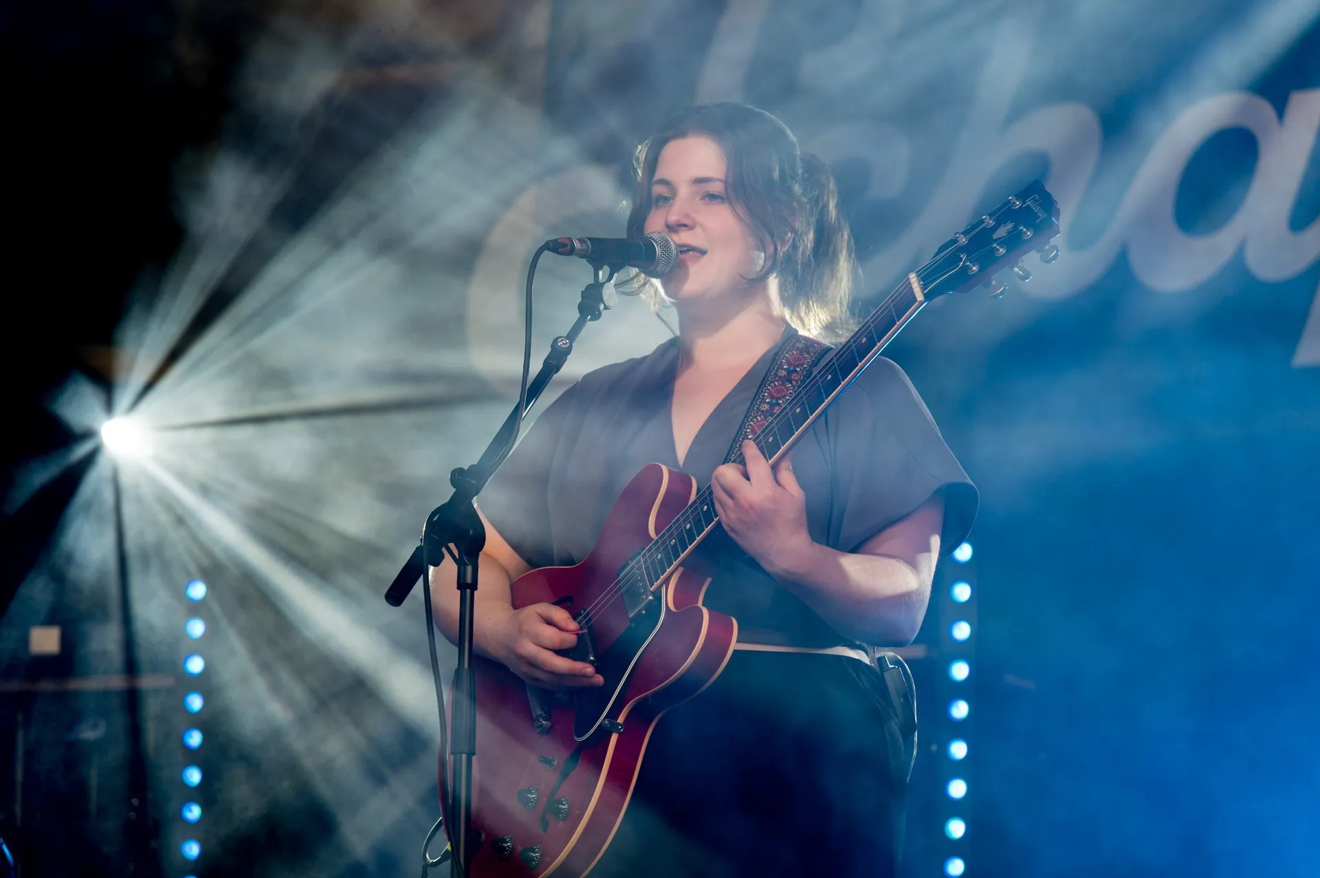Sängerin mit Gitarre auf der Schaffarei Bühne
