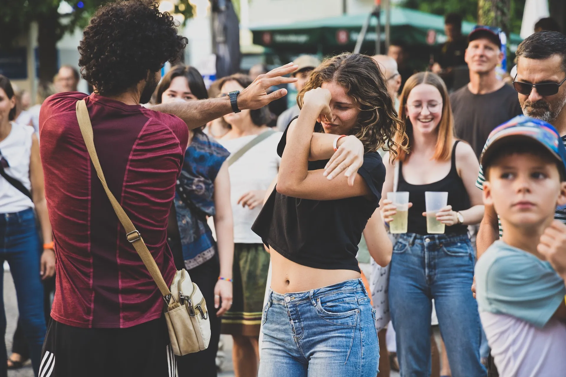 Tanzende Menschen bei lockerer Festival Atmosphäre