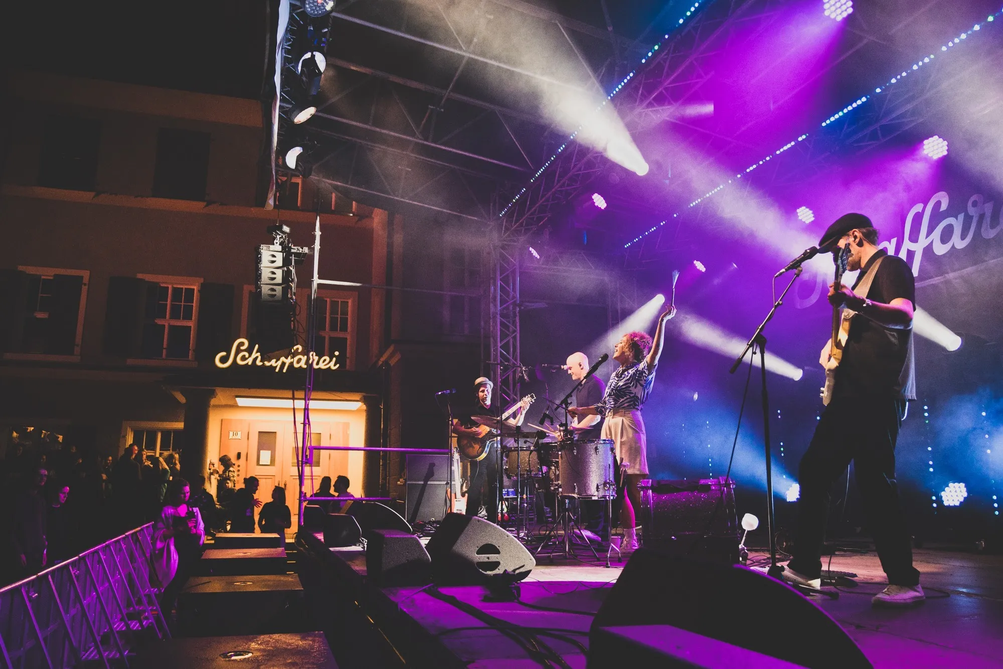 Marina & the Kats auf der Schaffarei Bühne am Abend
