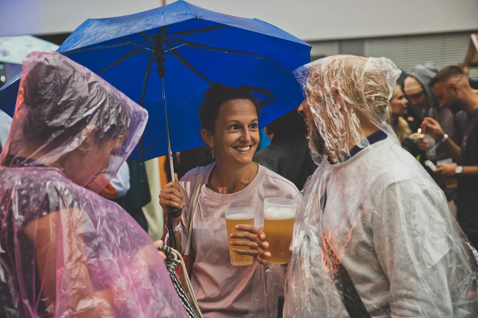 Publikum mit Regenschirm und Regenkleidung beim Schaffarei Festival 2024