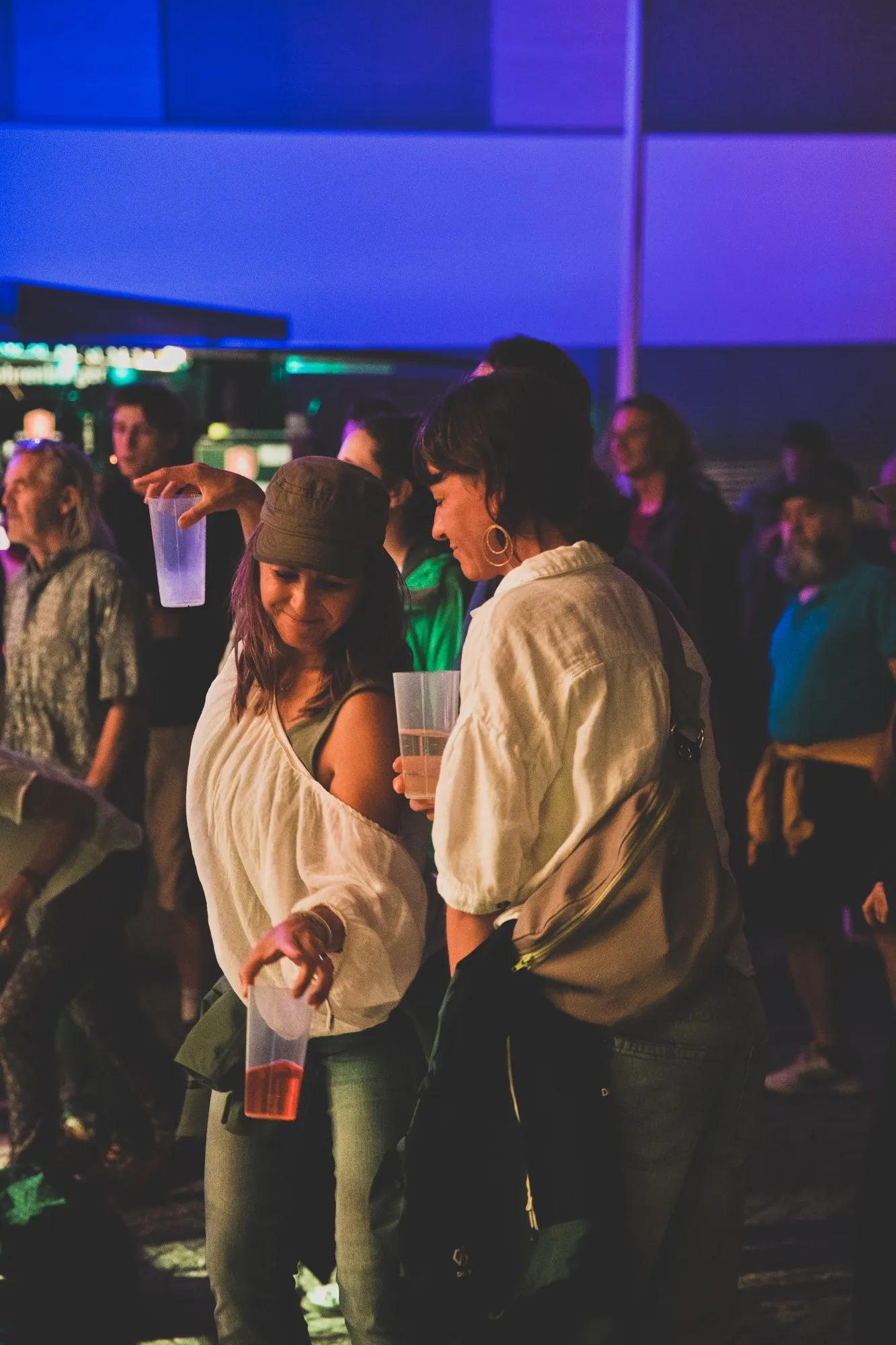 Zwei tanzende Frauen beim Schaffarei Festival 2024