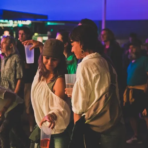 Zwei tanzende Frauen beim Schaffarei Festival 2024
