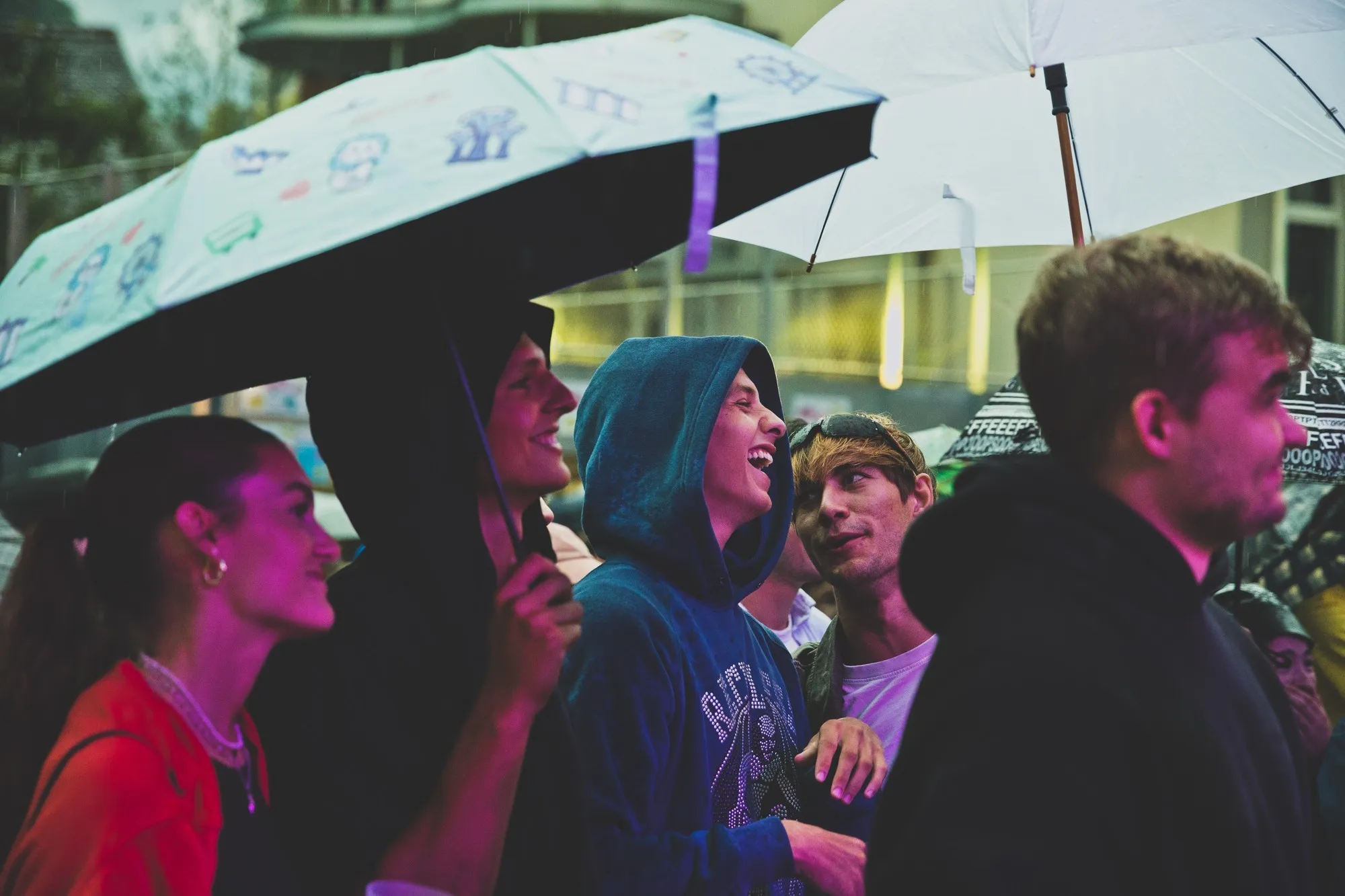 Publikum mit Regenschirm beim Schaffarei Festival 2024