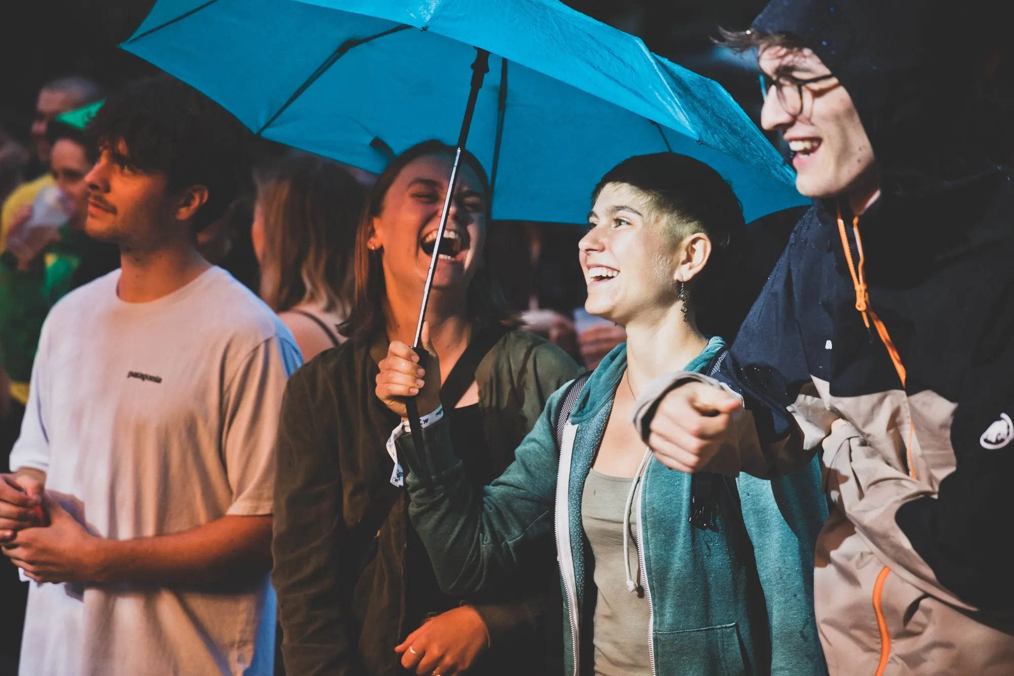 Publikum mit Regenschirm beim Schaffarei Festival 2024