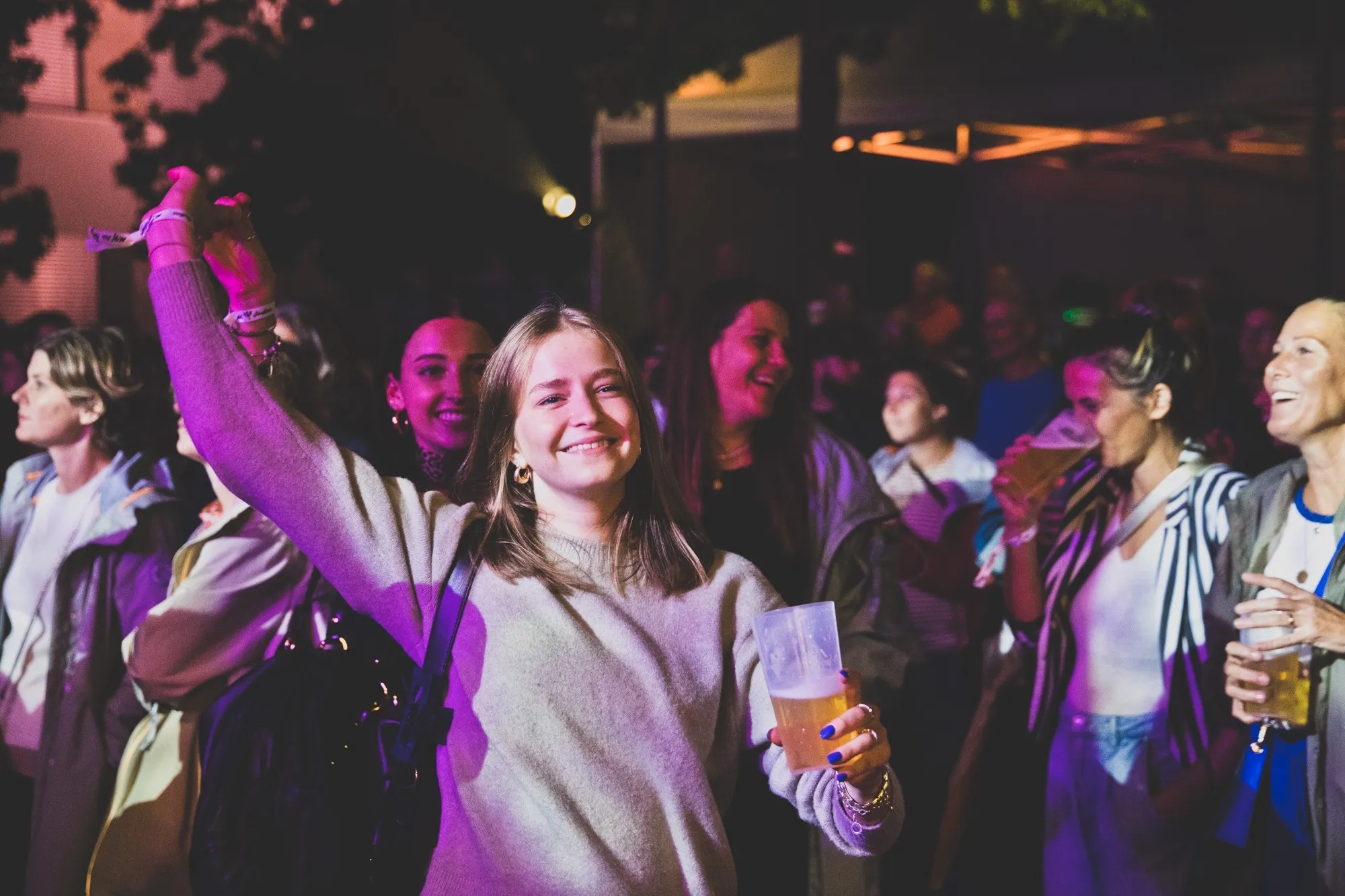 Tanzende Frau beim Schaffarei Festival 2024