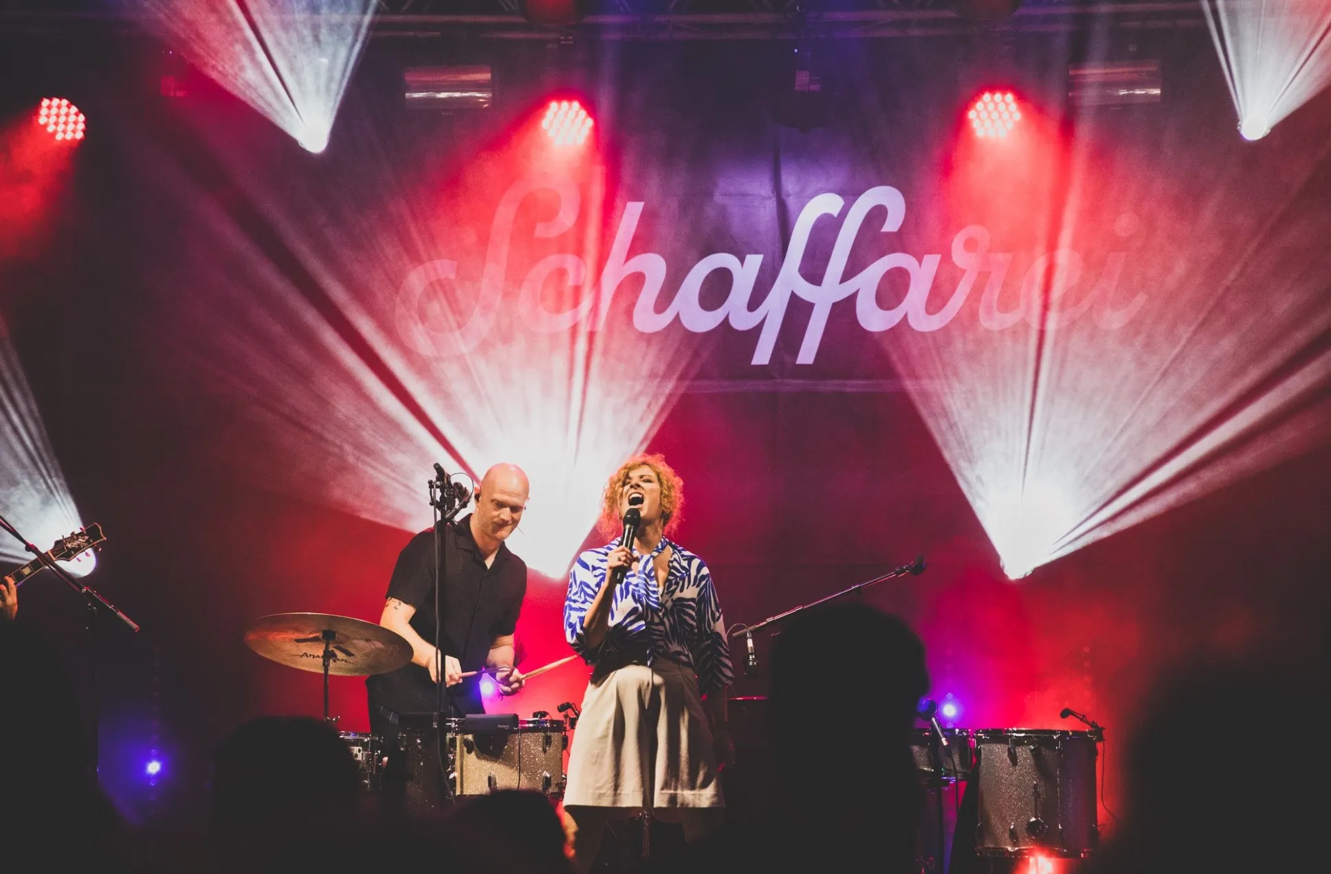 Sängerin von Marina & the Kats auf der Schaffarei Bühne