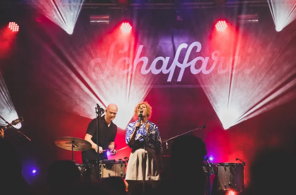 Sängerin von Marina & the Kats auf der Schaffarei Bühne