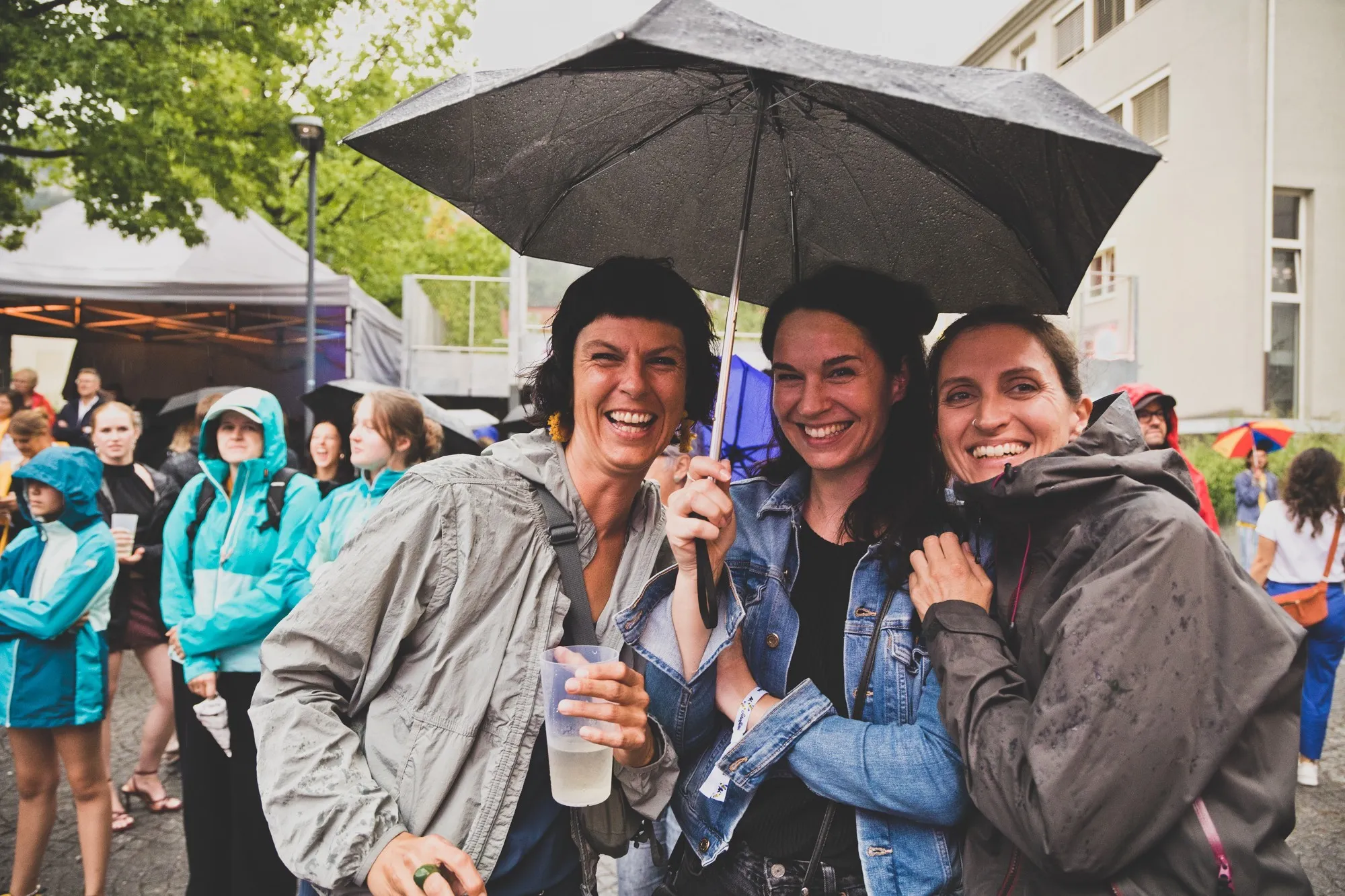 Publikum mit Regenschirm beim Schaffarei Festival 2024