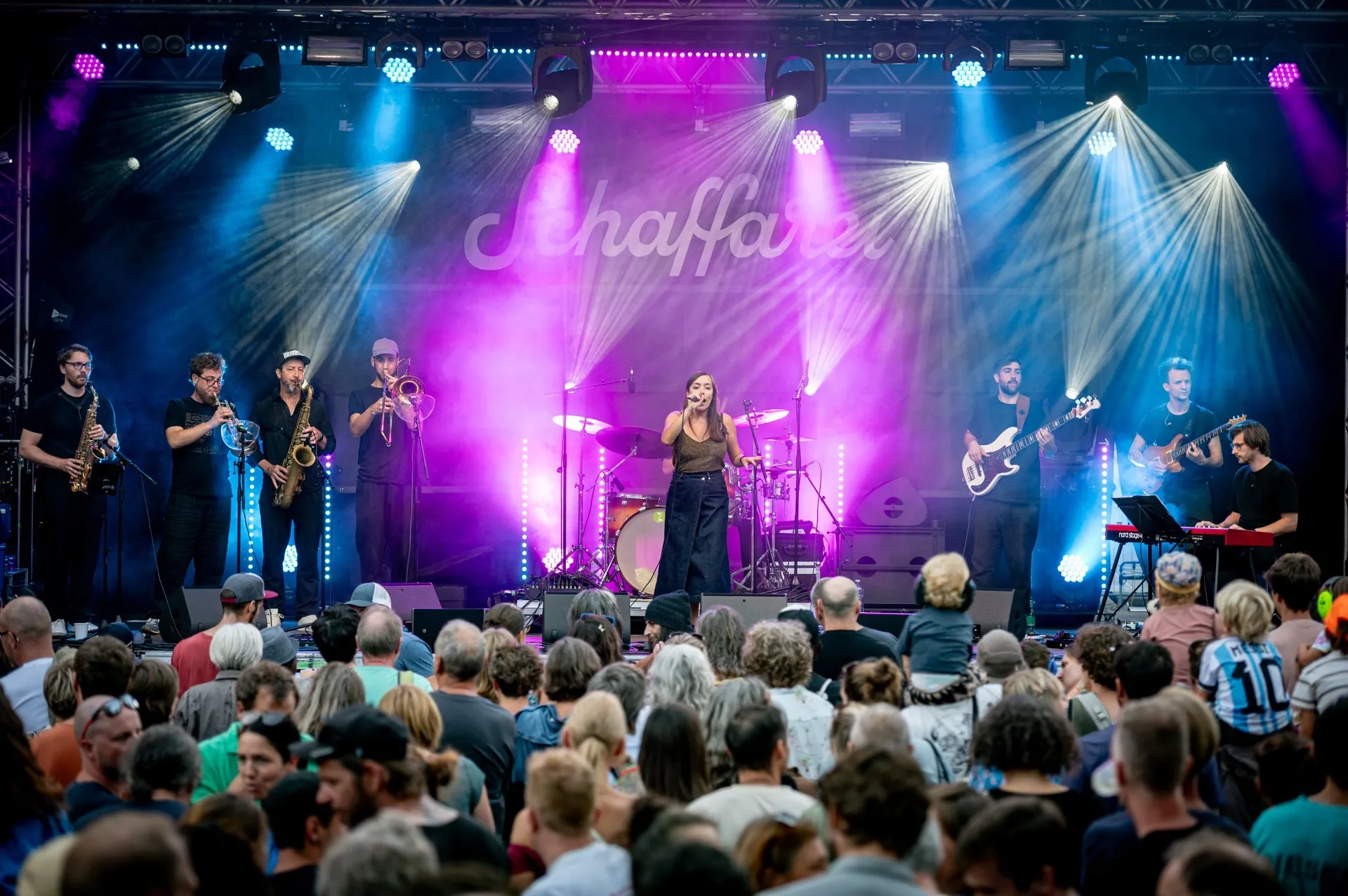 Die Band Yasmo & die Klangkantine auf der Bühne beim Schaffarei Festival 2024