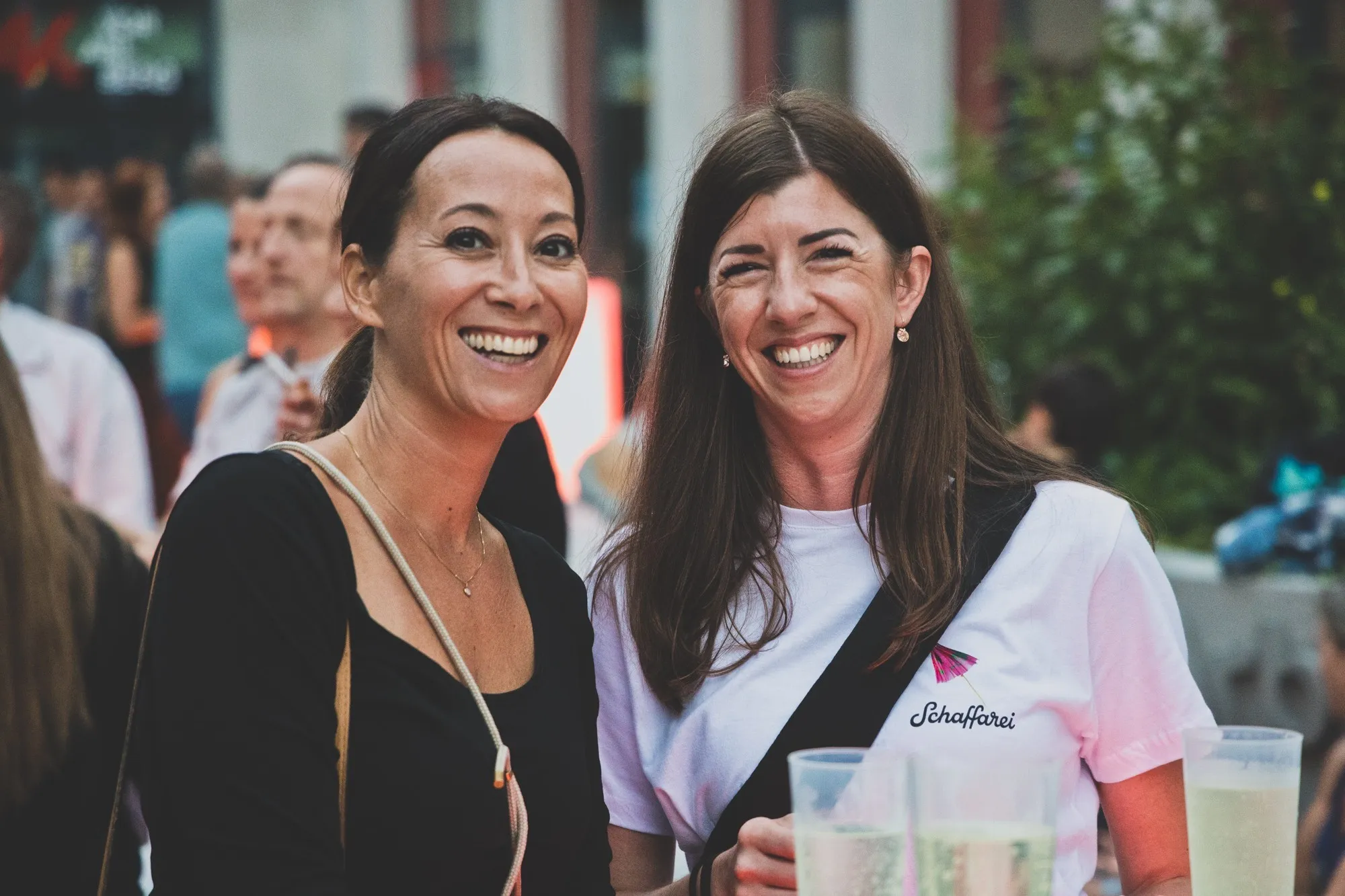 Zwei lachende Frauen beim Schaffarei Festival 2024