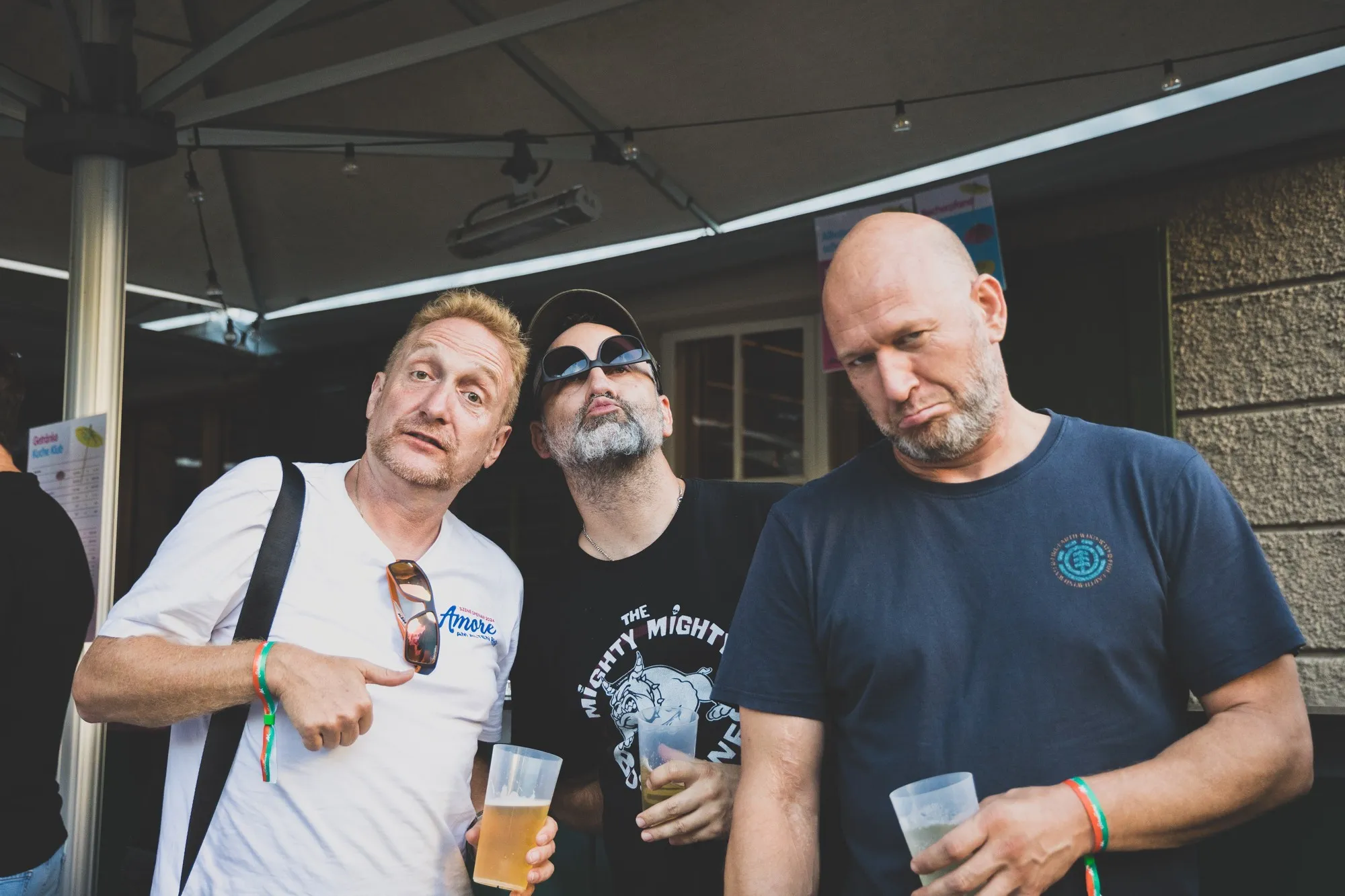 Drei Männer ziehen eine Grimasse beim Schaffarei Festival 2024