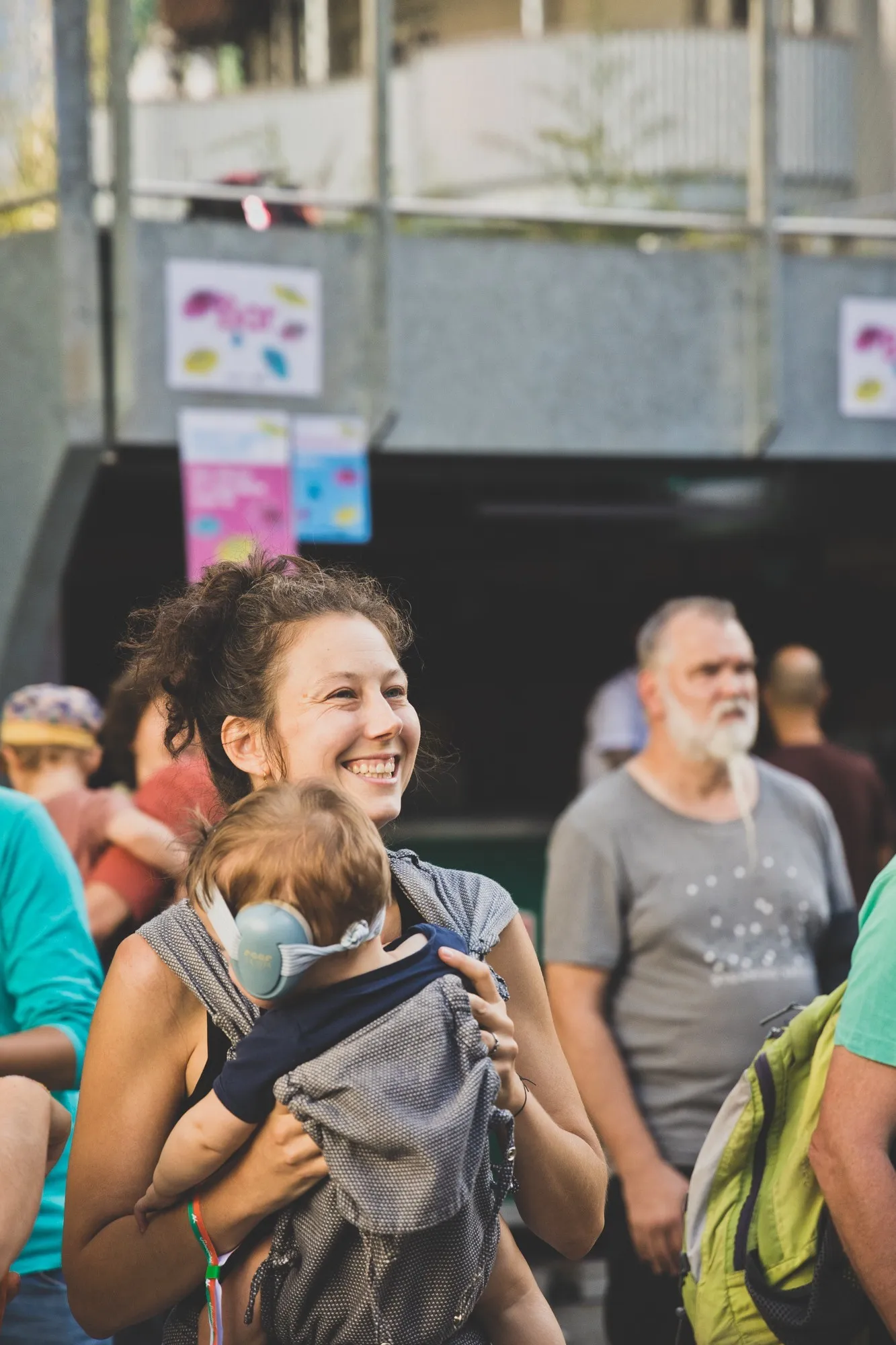 Frau mit Kleinkind in der Trage beim Schaffarei Festival 2024