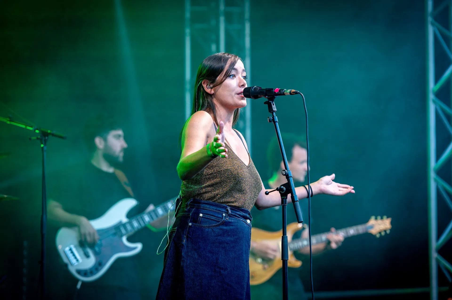 Sängerin von der Band Yasmo & die Klangkantine auf der Schaffarei Festival 2024