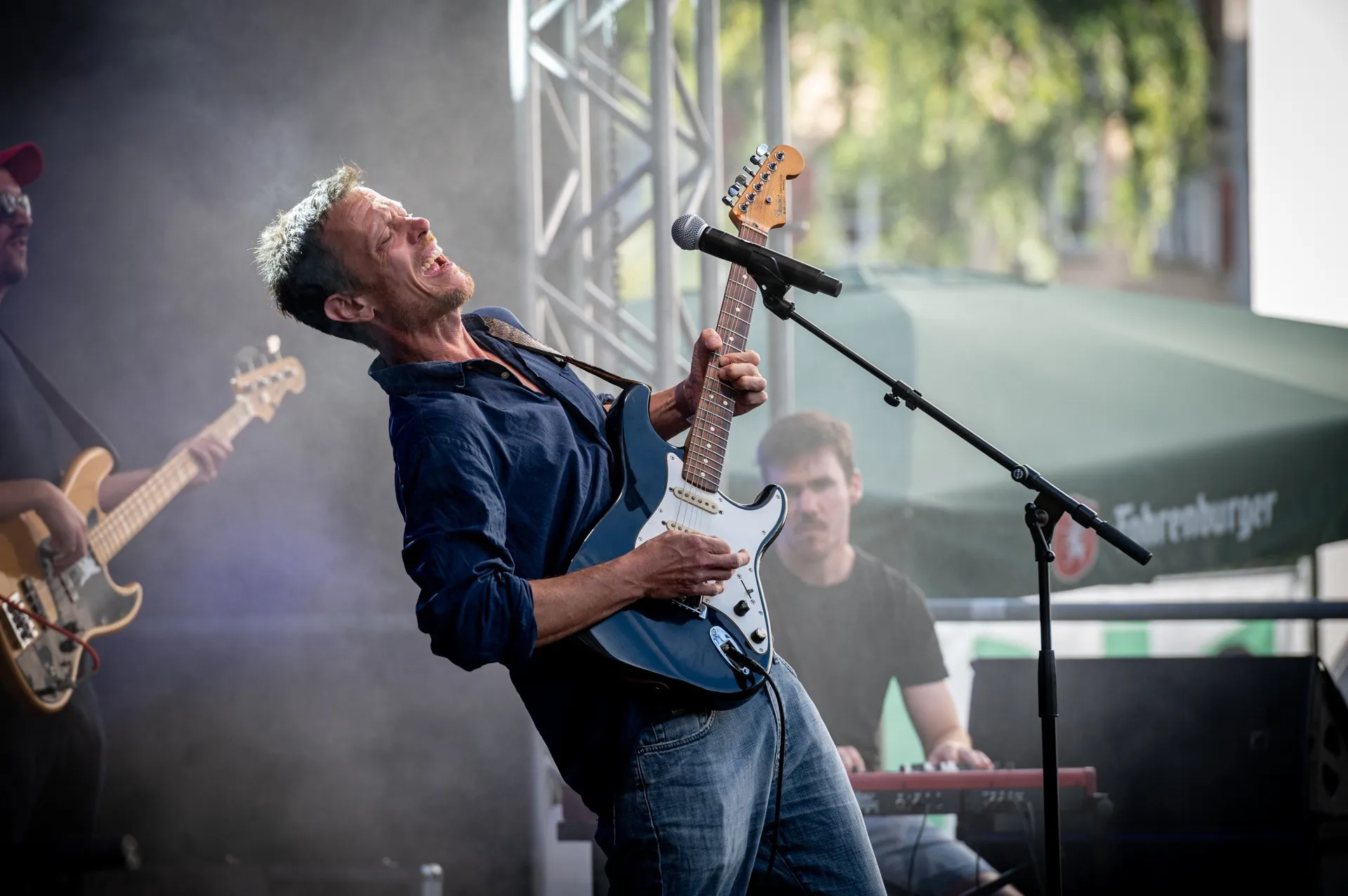 Bassist von der Band Os & the Sexual Chocolates auf der Bühne beim Schaffarei Festival 2024
