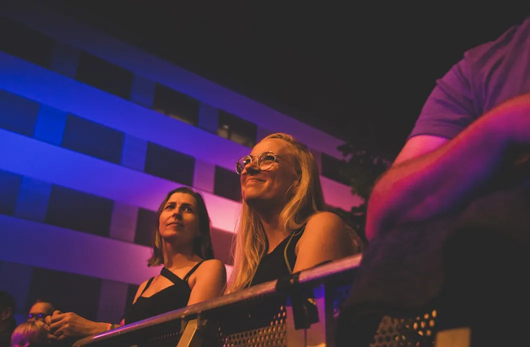 Zwei Frauen vor der Bühne beim Schaffarei Festival 2024