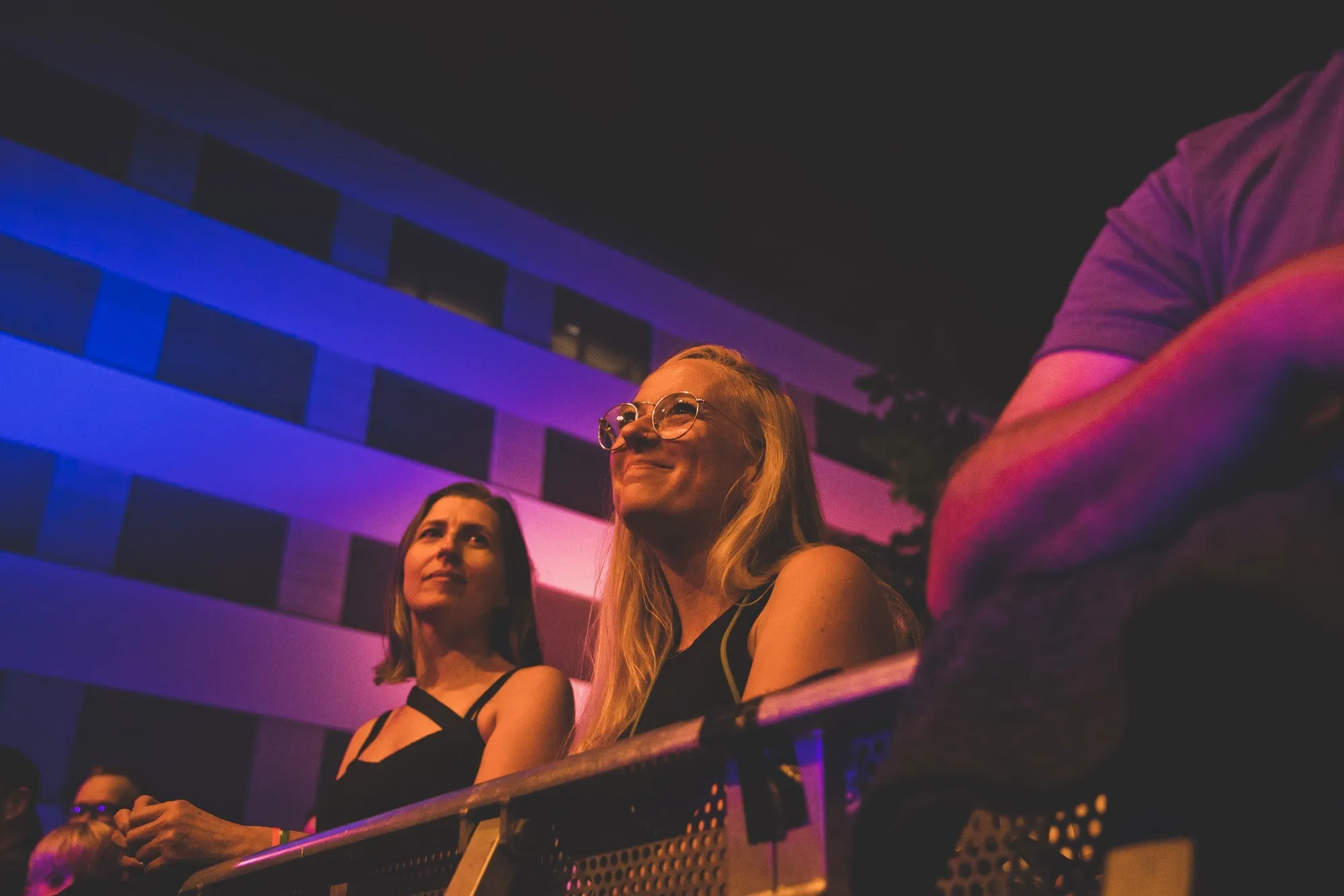 Zwei Frauen vor der Bühne beim Schaffarei Festival 2024