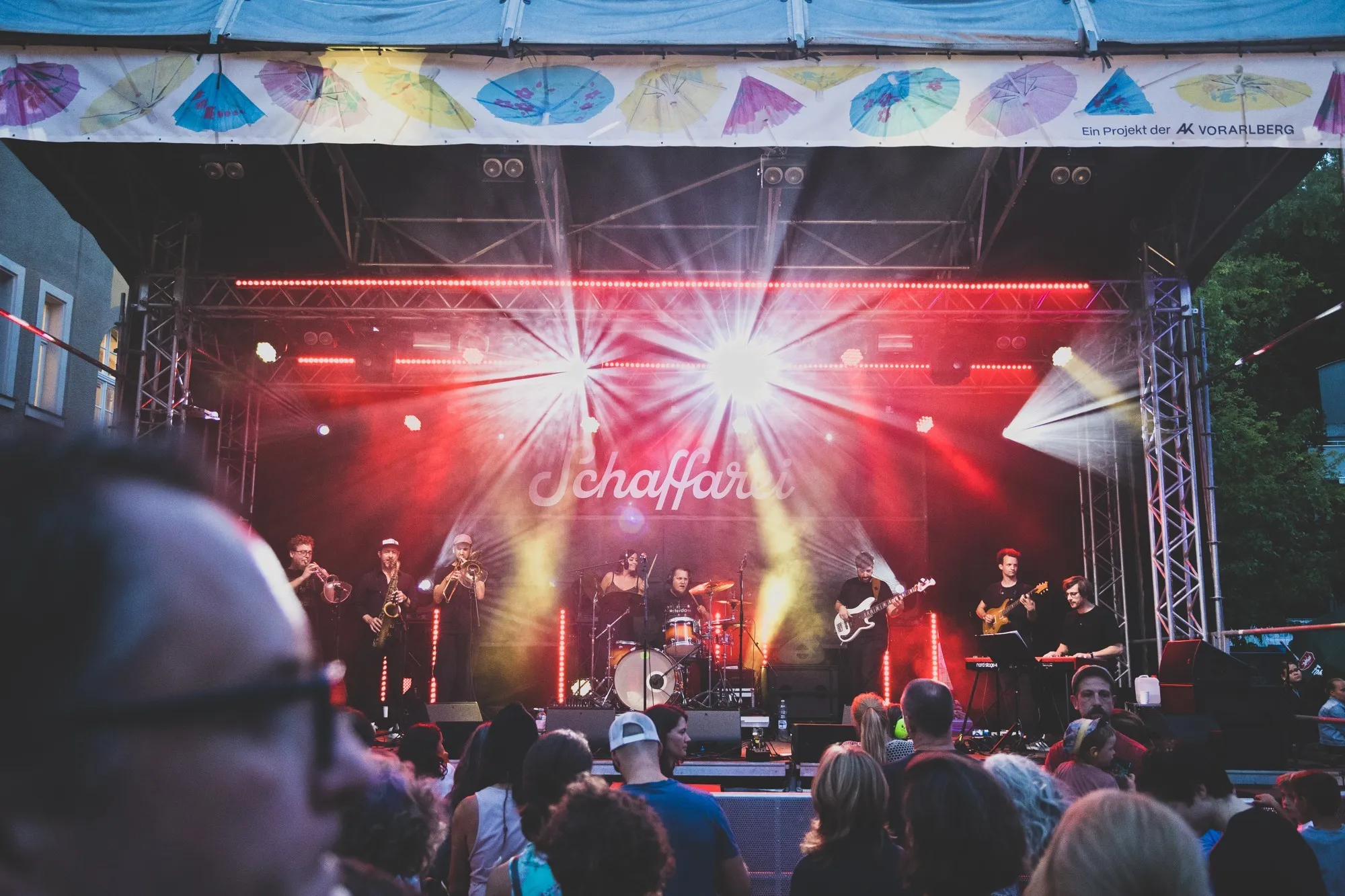 Die Band Yasmo & die Klangkantine steht auf der Bühne beim Schaffarei Festival 2024