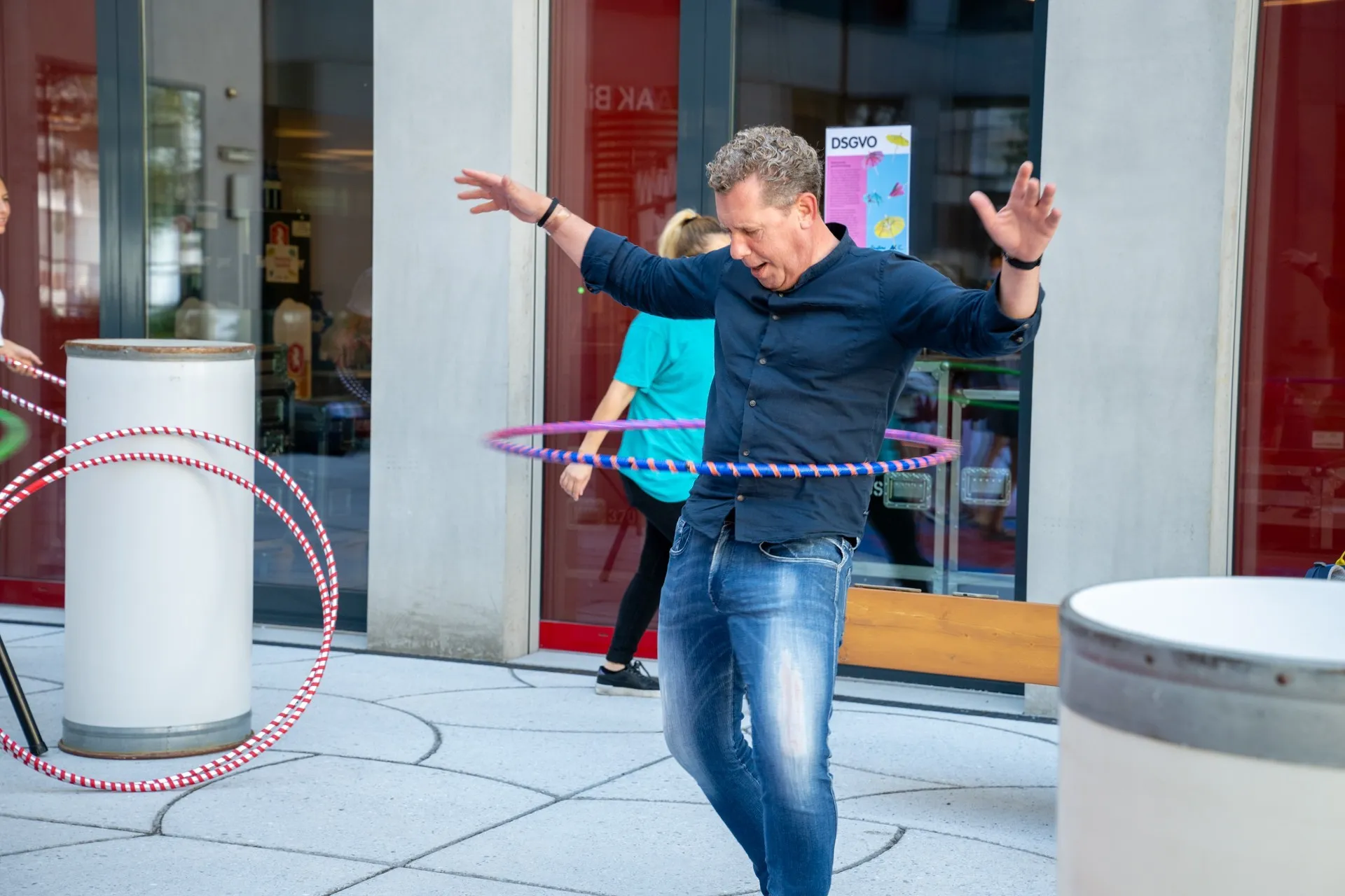AK Präsident Bernhard Heinzle probiert Hula Hoop aus beim Schaffarei Festival 2024