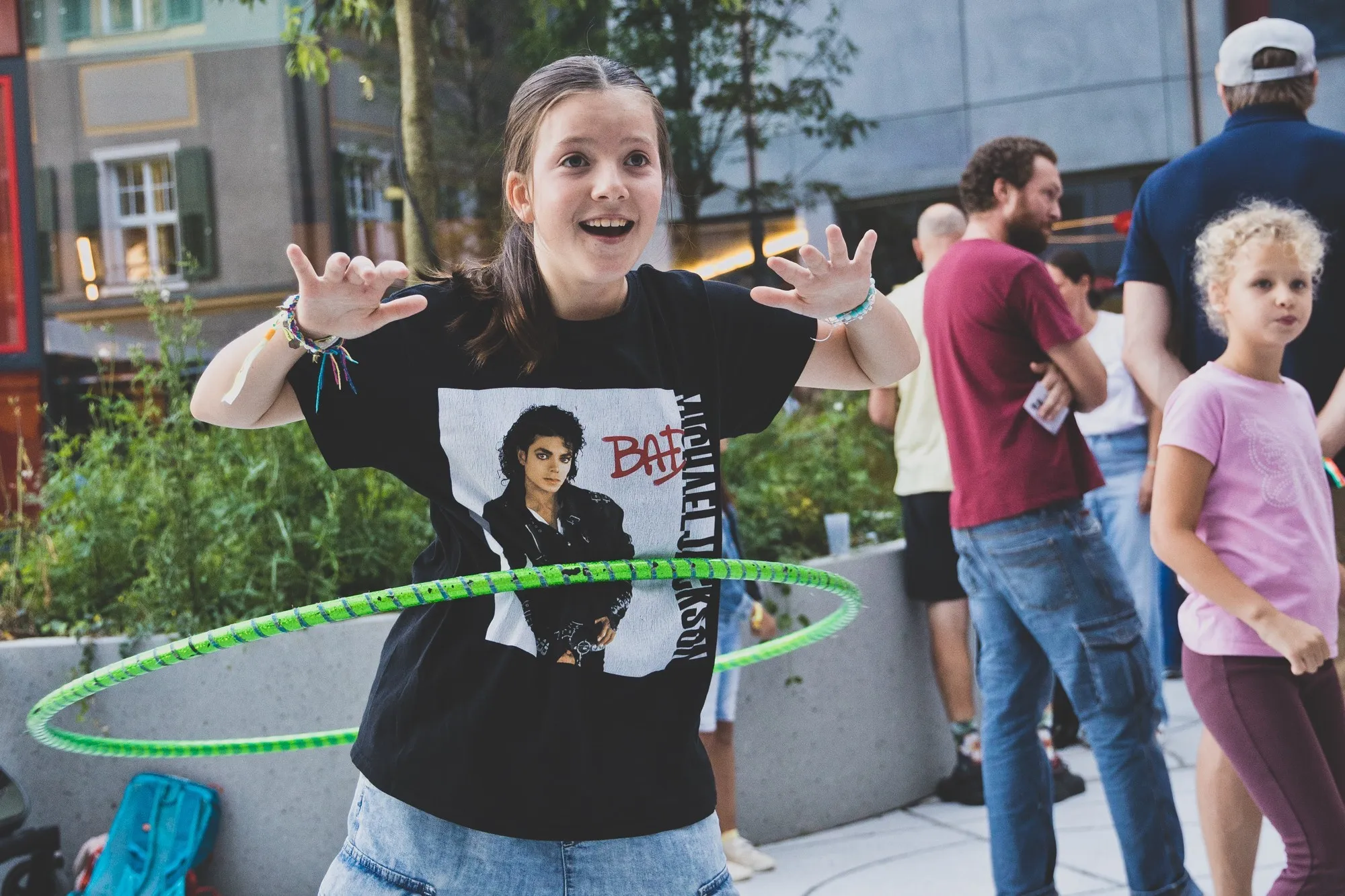 Kinder beim Hula Hoop üben beim Zirkusworkshop der Zirkushalle Dornbirn