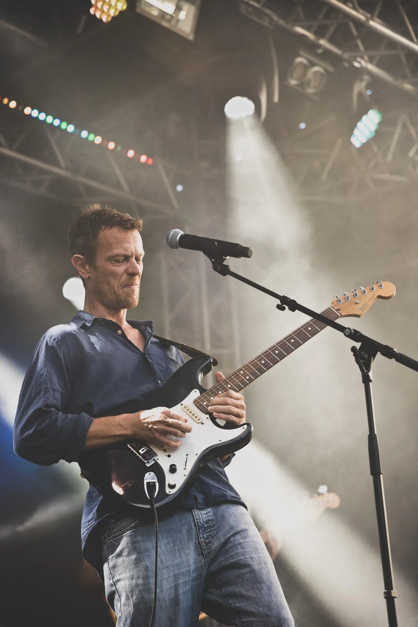 Bassist von Os & the Sexual Chocolates auf der Bühne beim Schaffarei Festival 2024