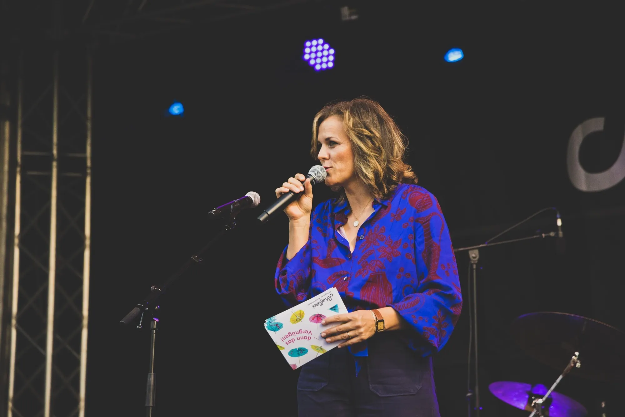 Moderatorin Raffaela Rudigier-Gerer auf der Bühne beim Schaffarei Festival 2024