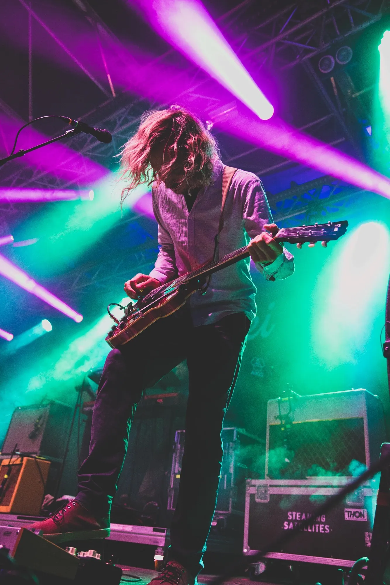 Bassist auf der Bühne beim Schaffarei Festival 2024