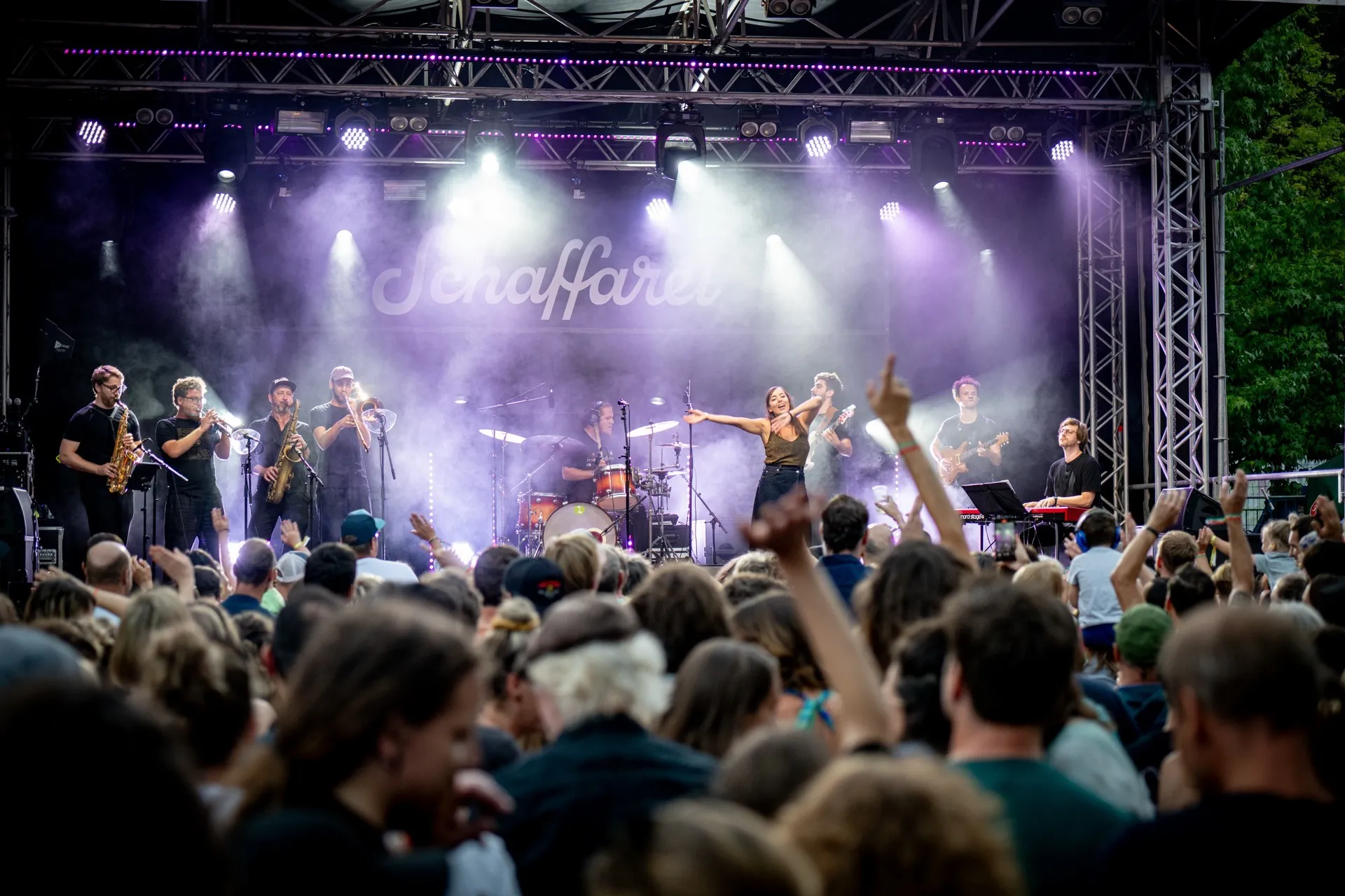 Die Band Yasmo & die Klangkantine auf der Bühne beim Schaffarei Festival 2024