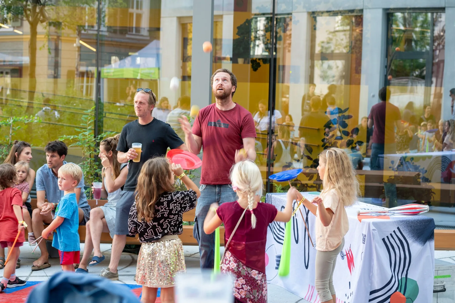 Jonglierende Kinder beim Zirkusworkshop der Zirkushalle Dornbirn beim Schaffarei Festival 2024