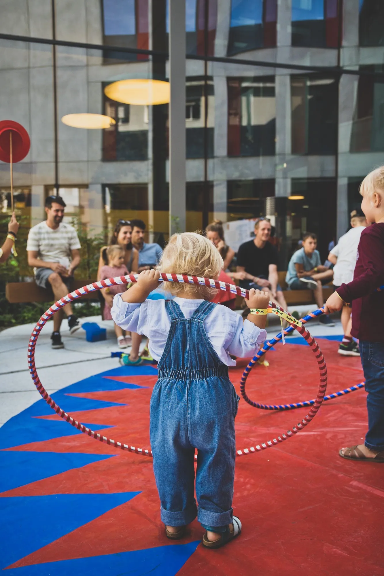 Kinder beim Hula Hoop üben beim Zirkusworkshop der Zirkushalle Dornbirn