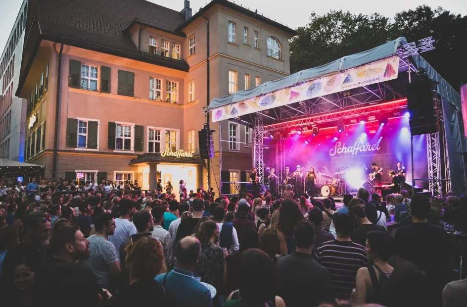 Publikum beim Schaffarei Festival während die Band Yasmo & die Klangkantine auf der Bühne spielt