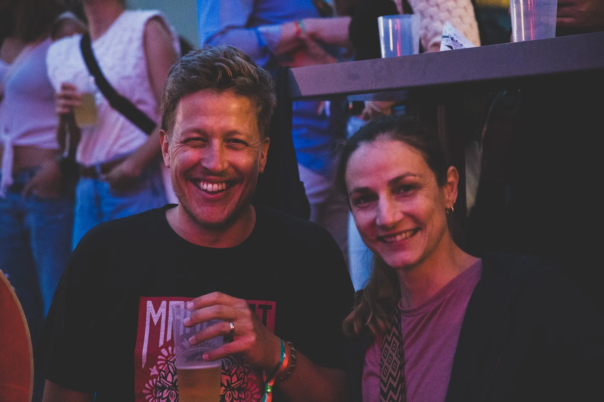 Eine Frau und ein Mann auf dem Schaffarei Festival 2024