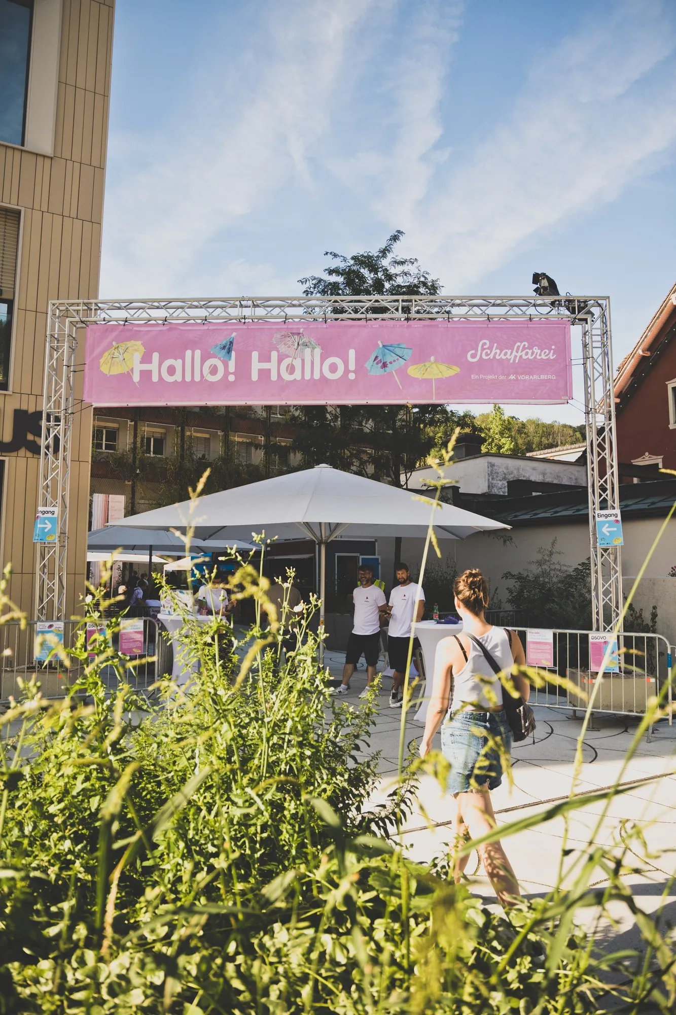 Eingang zum AK Quartier mit Schaffarei Festival Banner 2024