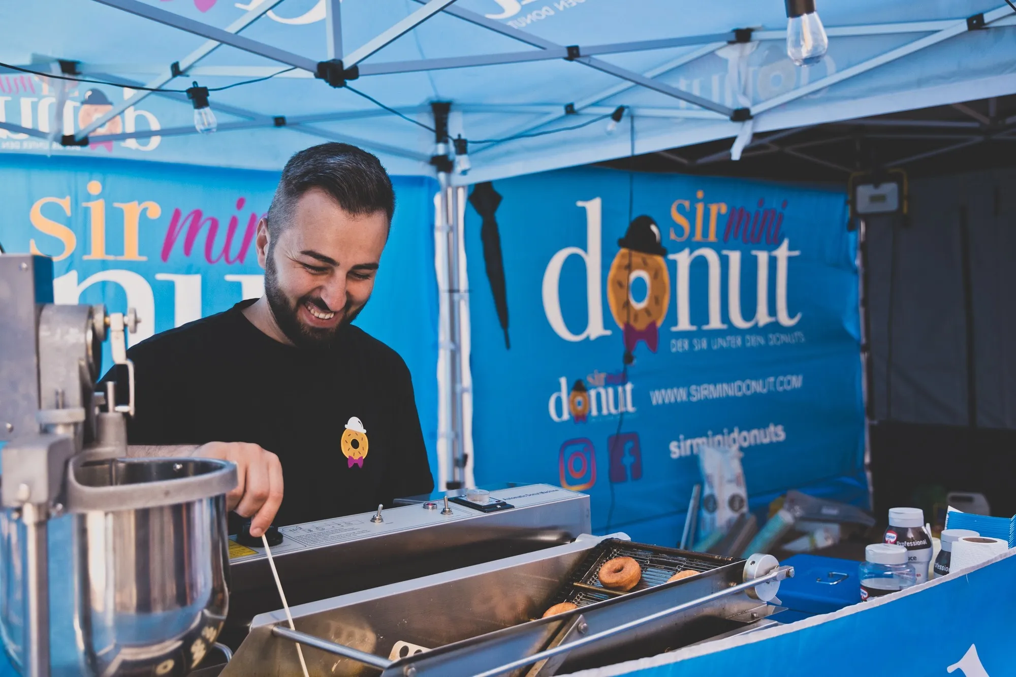 Ausgabe von Mini Donuts auf dem Schaffarei Festival 2024
