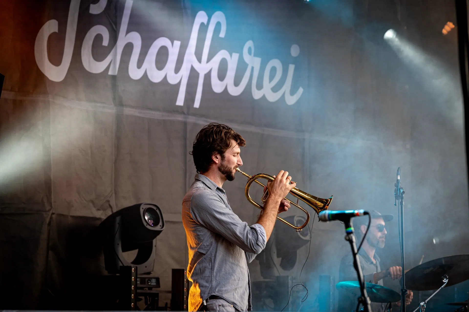 Trompete spielender Mann auf der Bühne beim Schaffarei Festival 2024