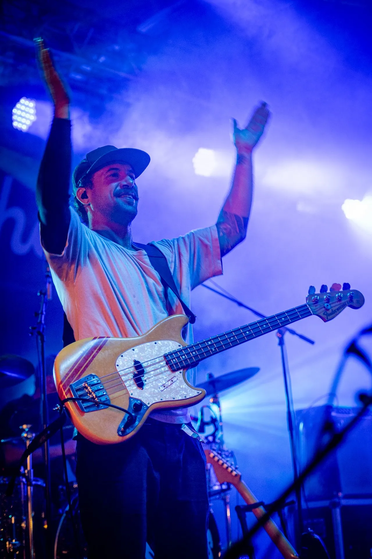 Bassist von Steaming Satellites auf der Bühne beim Schaffarei Festival 2024