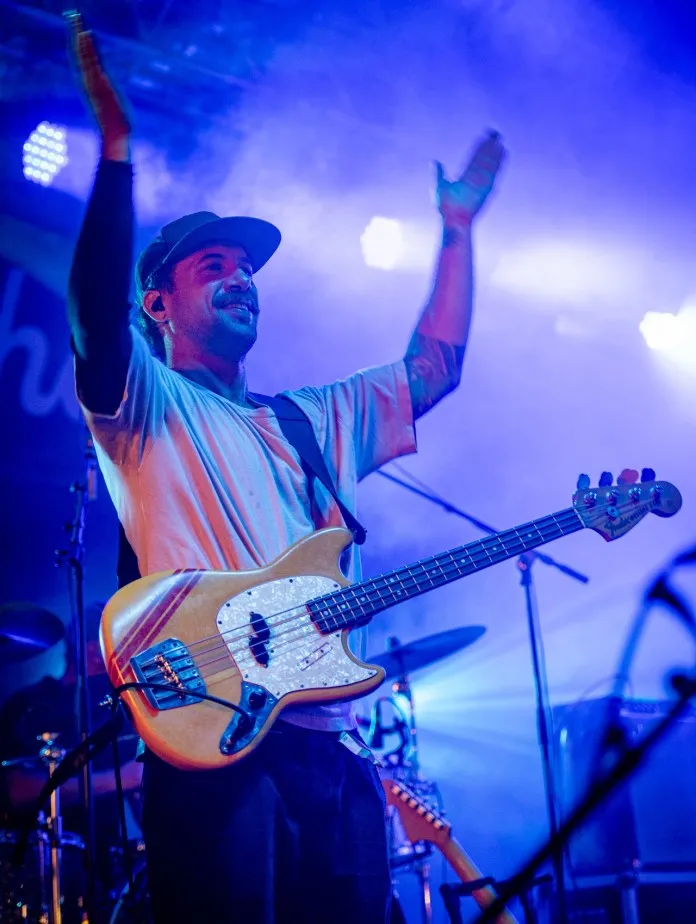 Bassist von Steaming Satellites auf der Bühne beim Schaffarei Festival 2024