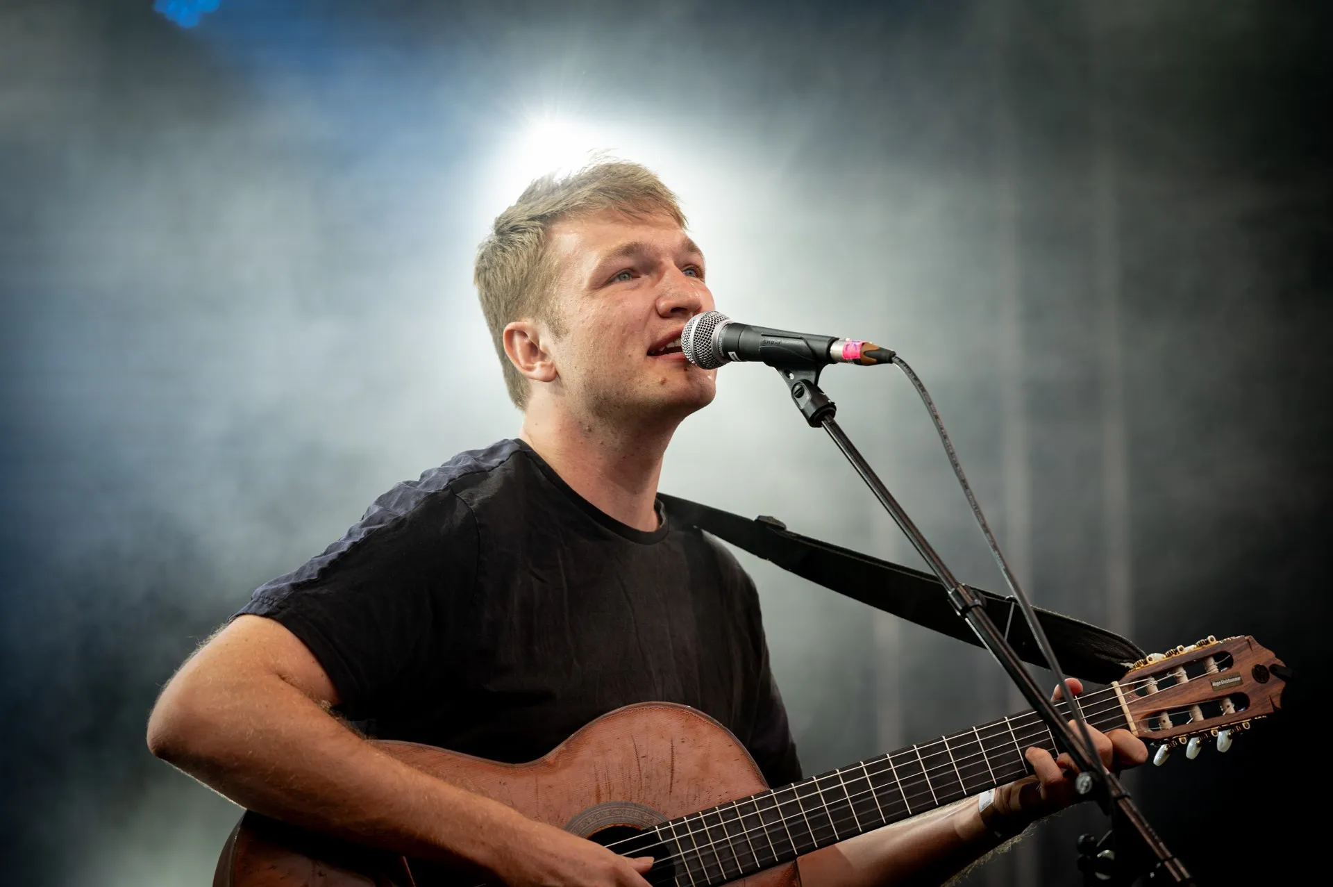 Sänger mit Gitarre auf dem Schaffarei Festival