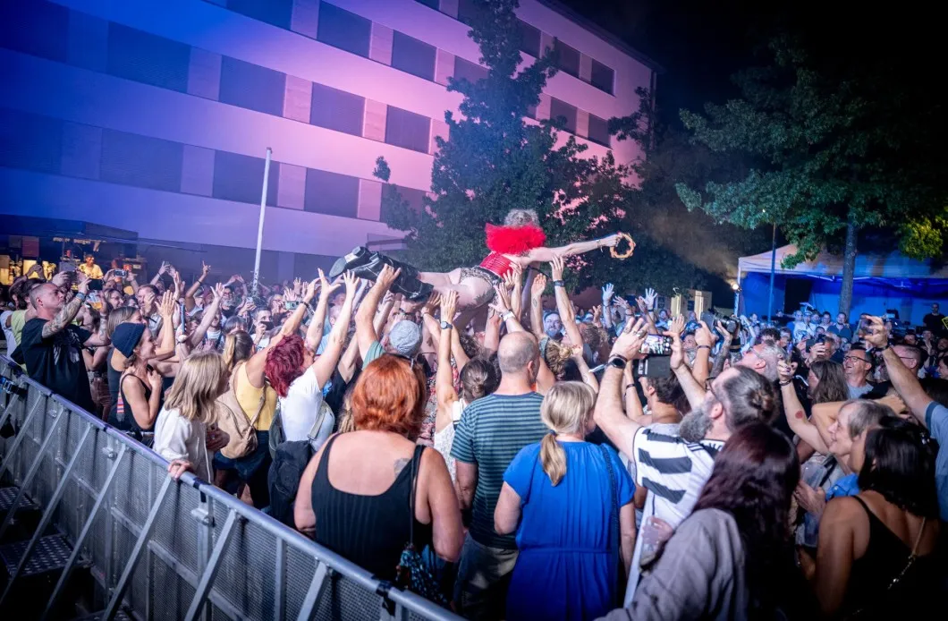 Ankathie Koi beim Stage Diving beim Schaffarei Festival 2024