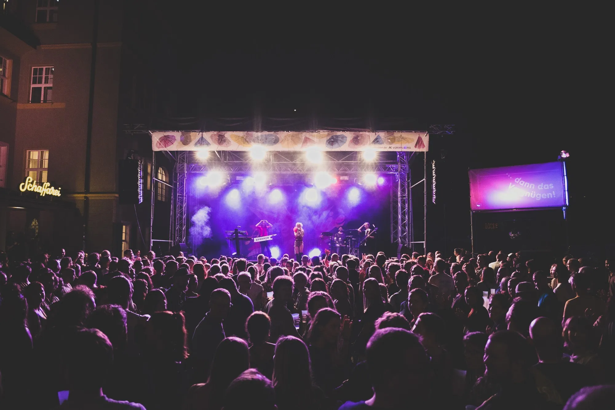 Menschenmenge mit Blick auf die Schaffarei Bühne