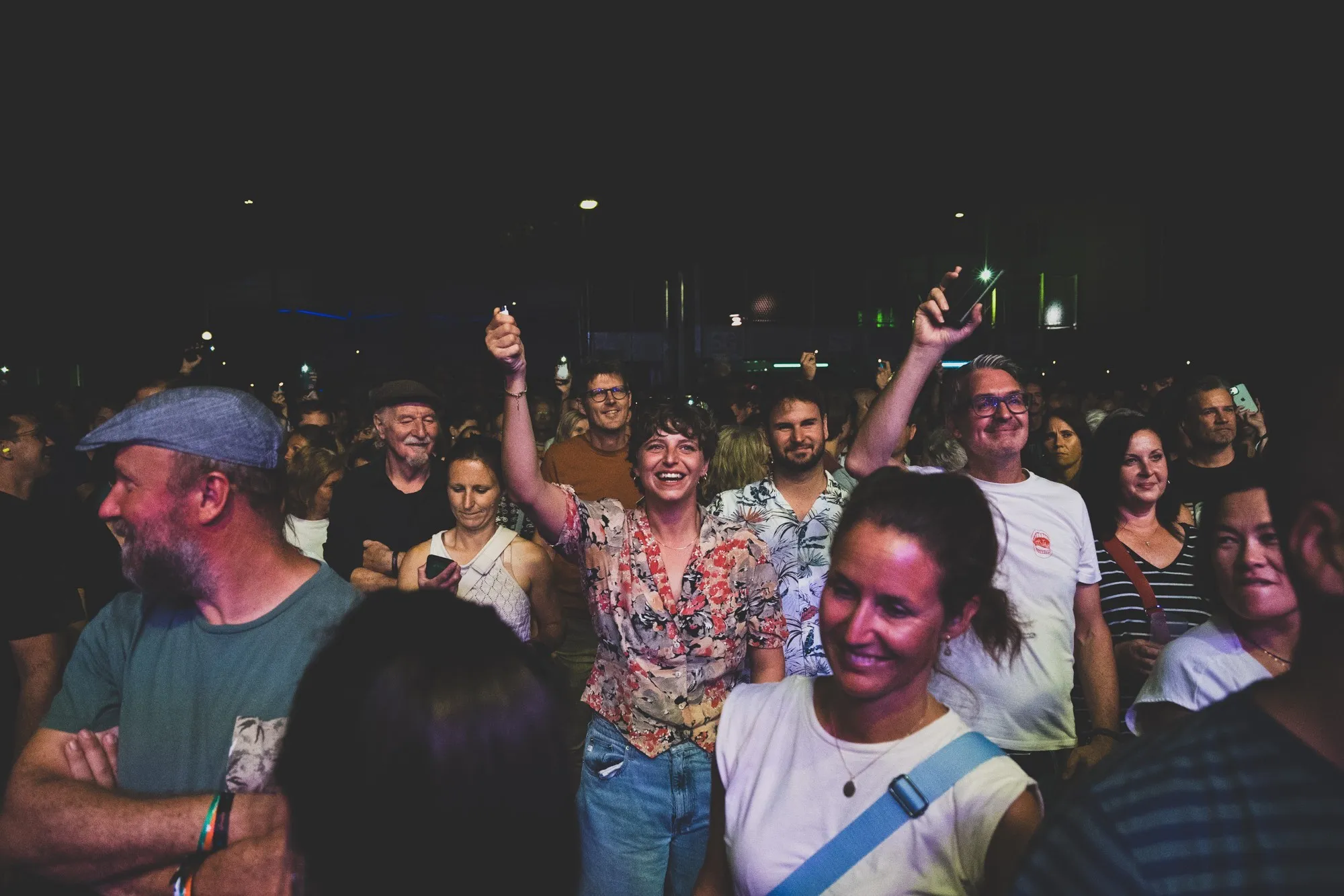 Tanzende Menschenmenge auf dem Schaffarei Festival