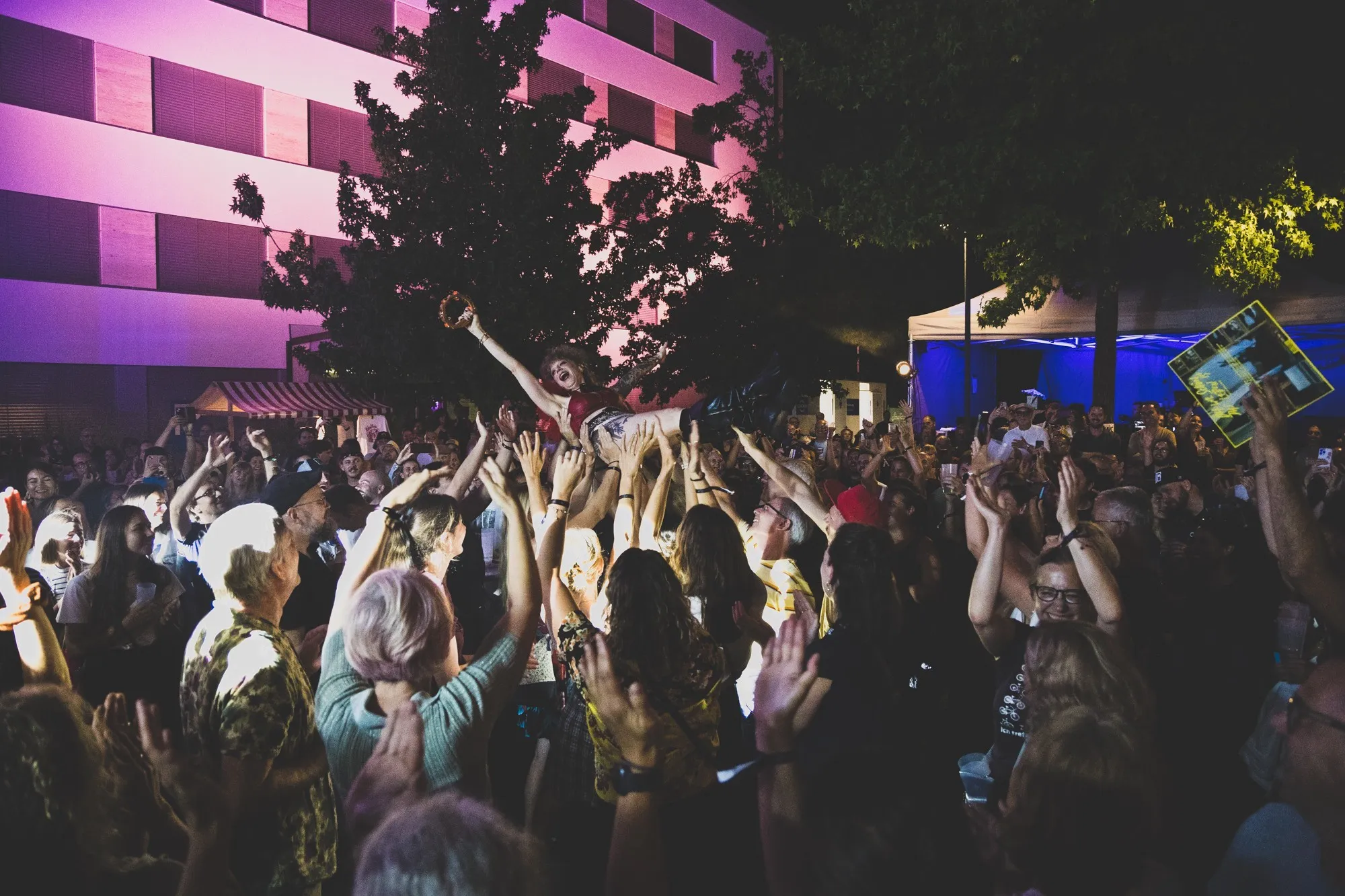 Menschenmenge mit in die Höhe gestreckten Händen