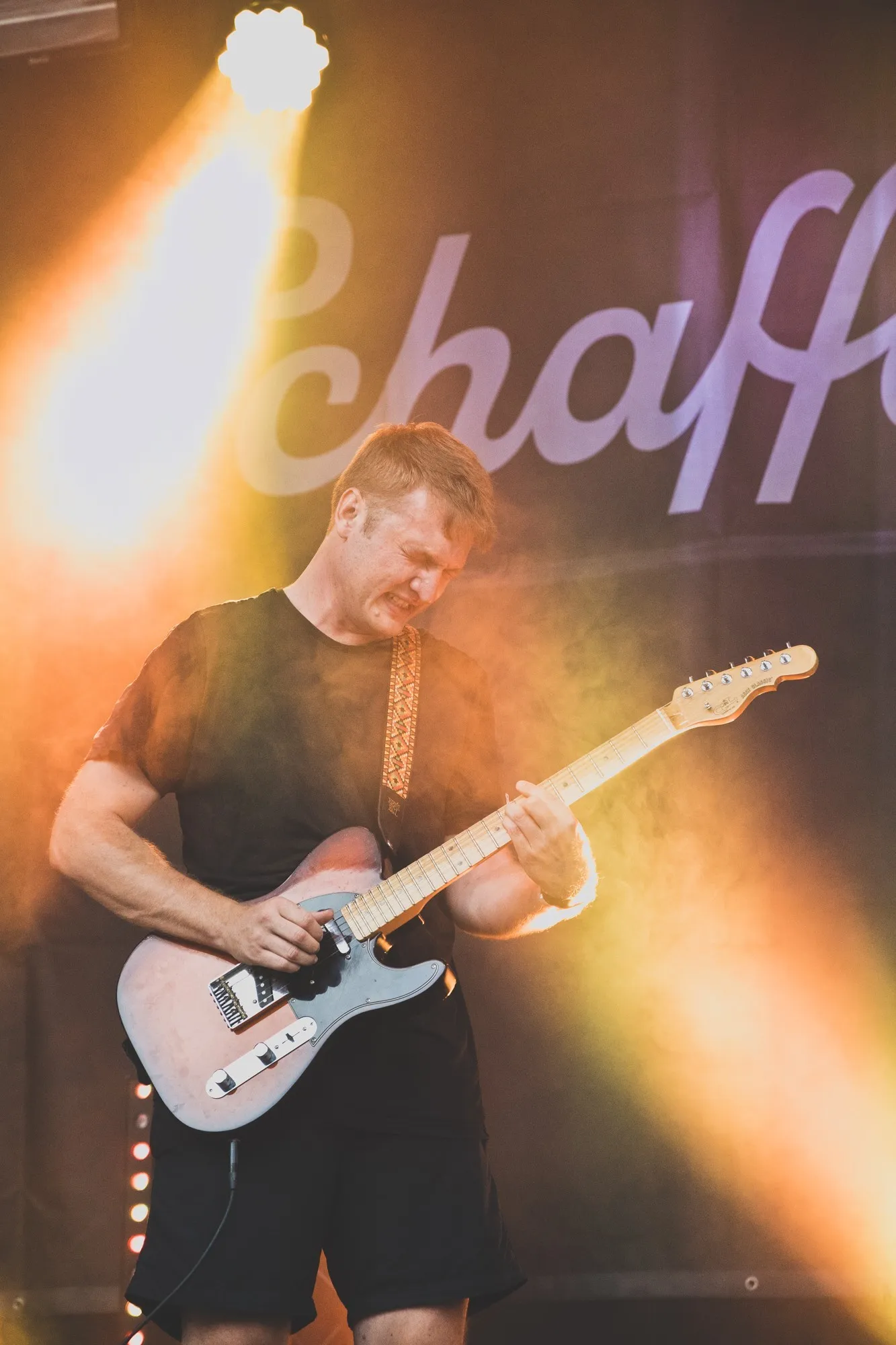 Musiker mit Bassgitarre auf der Schaffarei Bühne