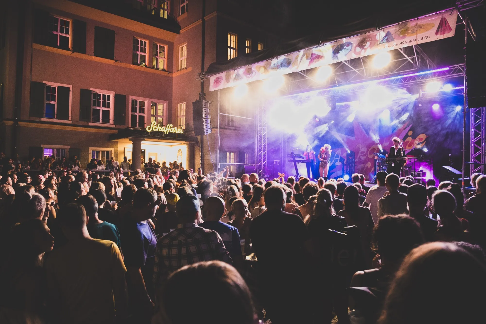 Ankathie Koi auf der Schaffarei Bühne mit Menschenmenge